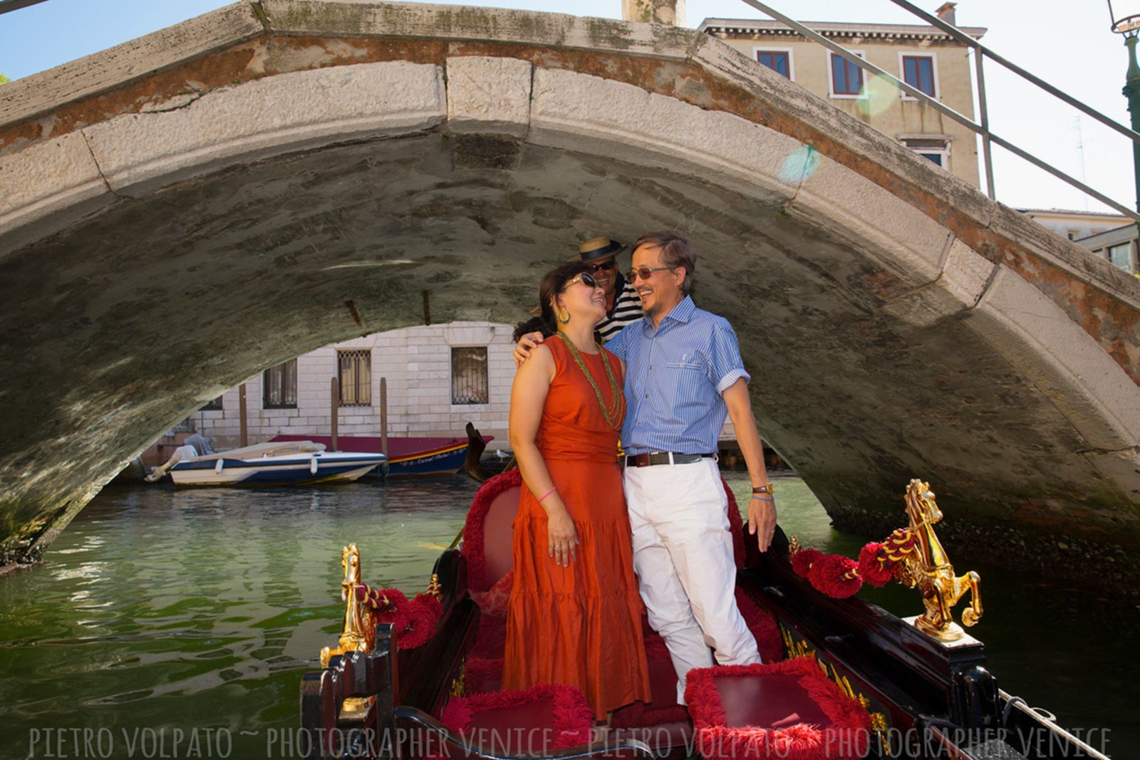 Venezia Fotografo per servizio fotografico durante una passeggiata per una coppia in vacanza ~ Fotografo Venezia servizio foto vacanza