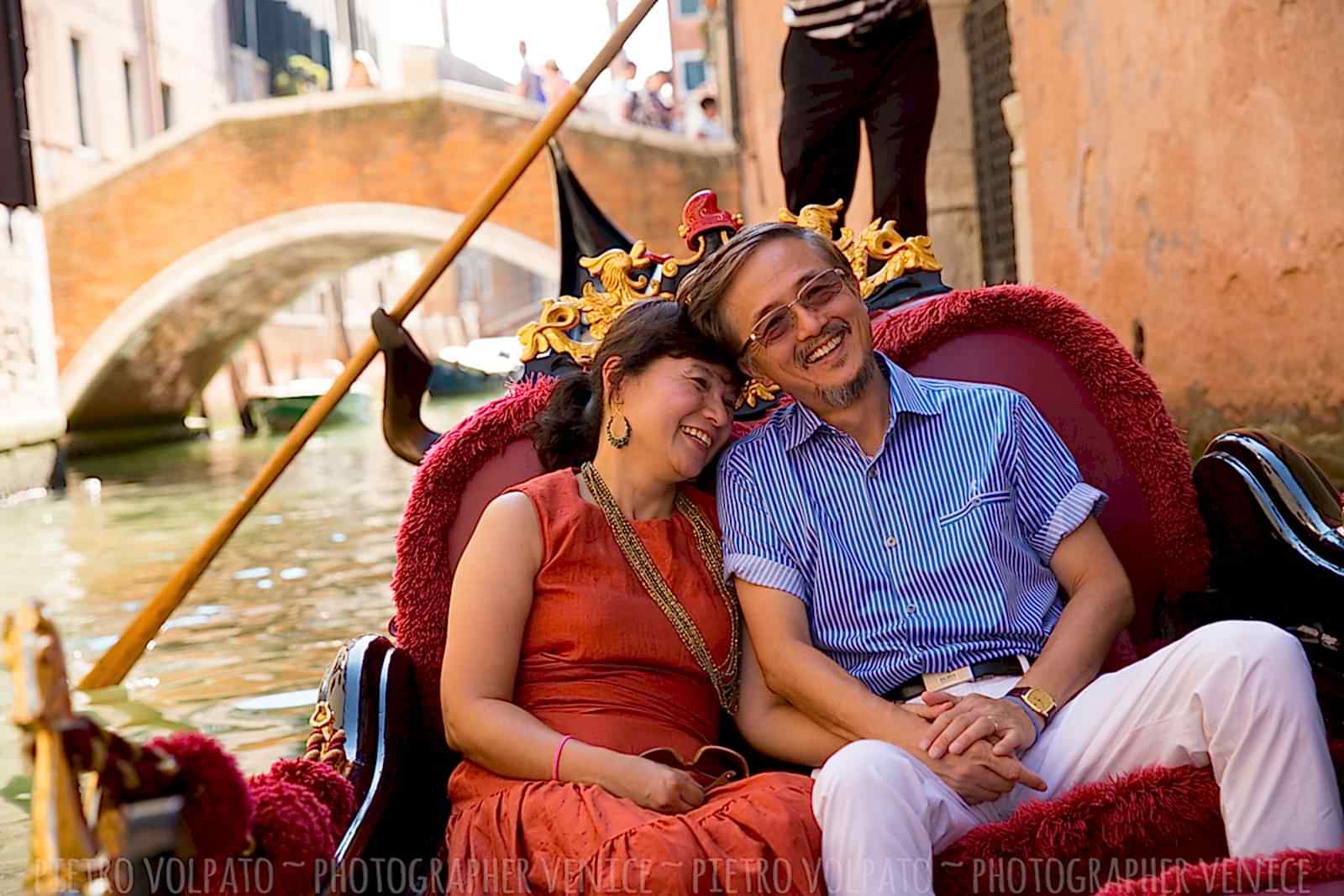 Venezia Fotografo per servizio fotografico durante una passeggiata per una coppia in vacanza ~ Fotografo Venezia servizio foto vacanza