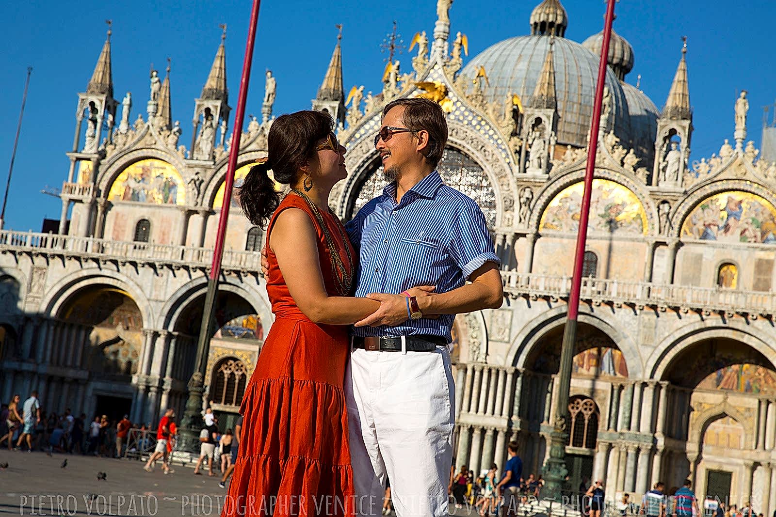 Venezia Fotografo per servizio fotografico durante una passeggiata per una coppia in vacanza ~ Fotografo Venezia servizio foto vacanza