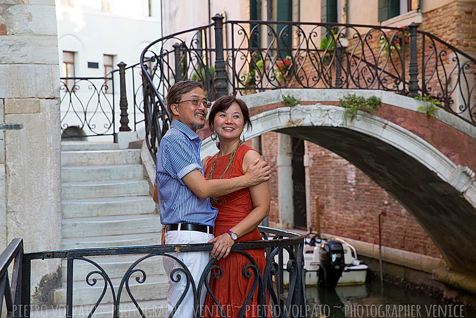 Venezia Fotografo per servizio fotografico durante una passeggiata per una coppia in vacanza ~ Fotografo Venezia servizio foto vacanza