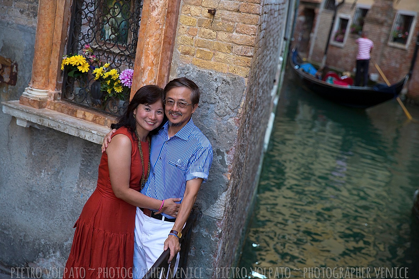 Venezia Fotografo per servizio fotografico durante una passeggiata per una coppia in vacanza ~ Fotografo Venezia servizio foto vacanza