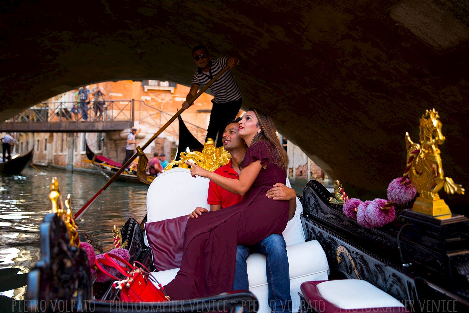 Il fotografo a Venezia per servizio foto vacanza ~ Foto romantiche e divertenti per coppie durante una passeggiata e un giro in gondola