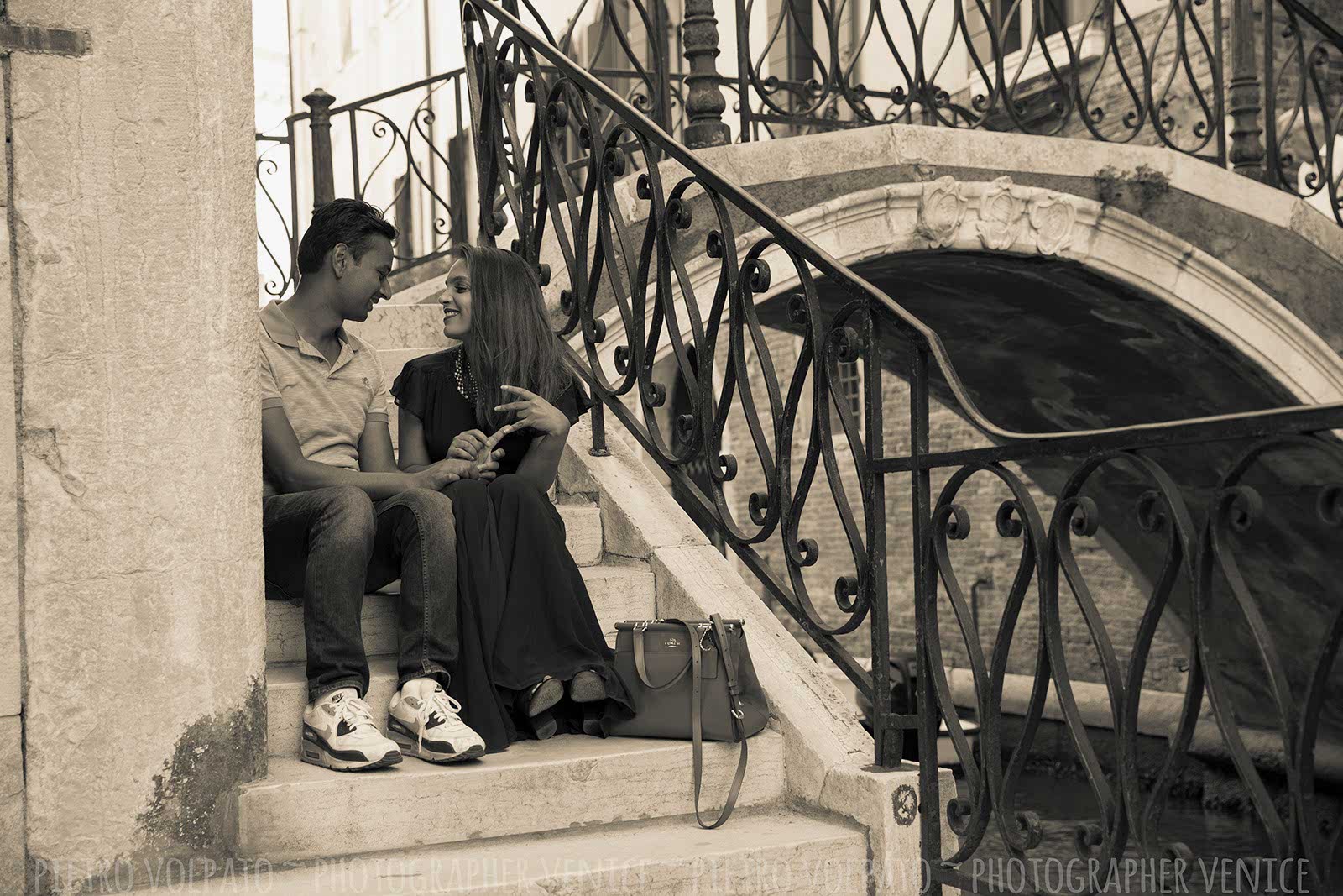 Il fotografo a Venezia per servizio foto vacanza ~ Foto romantiche e divertenti per coppie durante una passeggiata e un giro in gondola