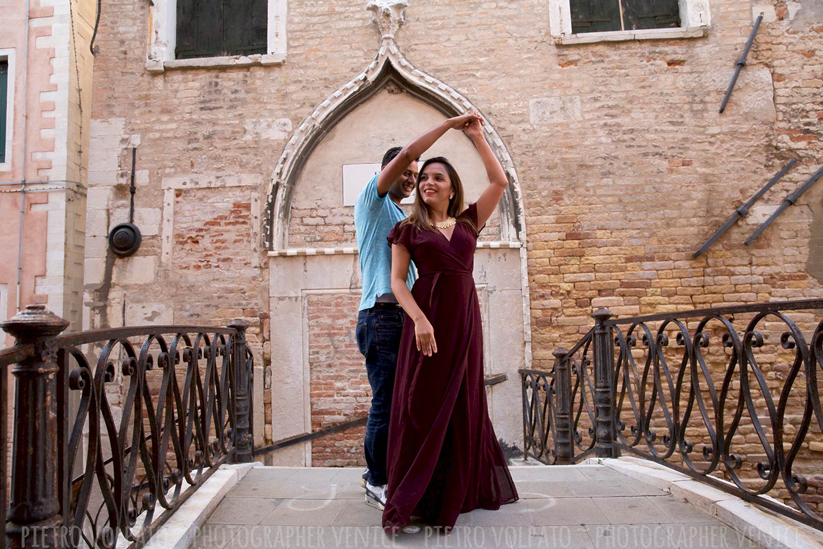 Il fotografo a Venezia per servizio foto vacanza ~ Foto romantiche e divertenti per coppie durante una passeggiata e un giro in gondola