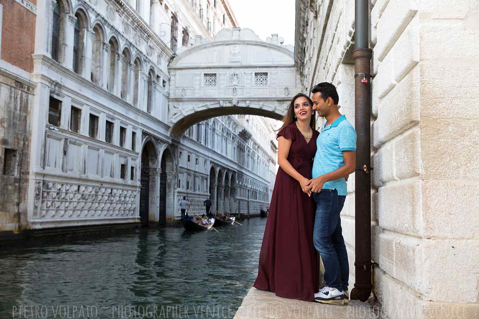 Il fotografo a Venezia per servizio foto vacanza ~ Foto romantiche e divertenti per coppie durante una passeggiata e un giro in gondola