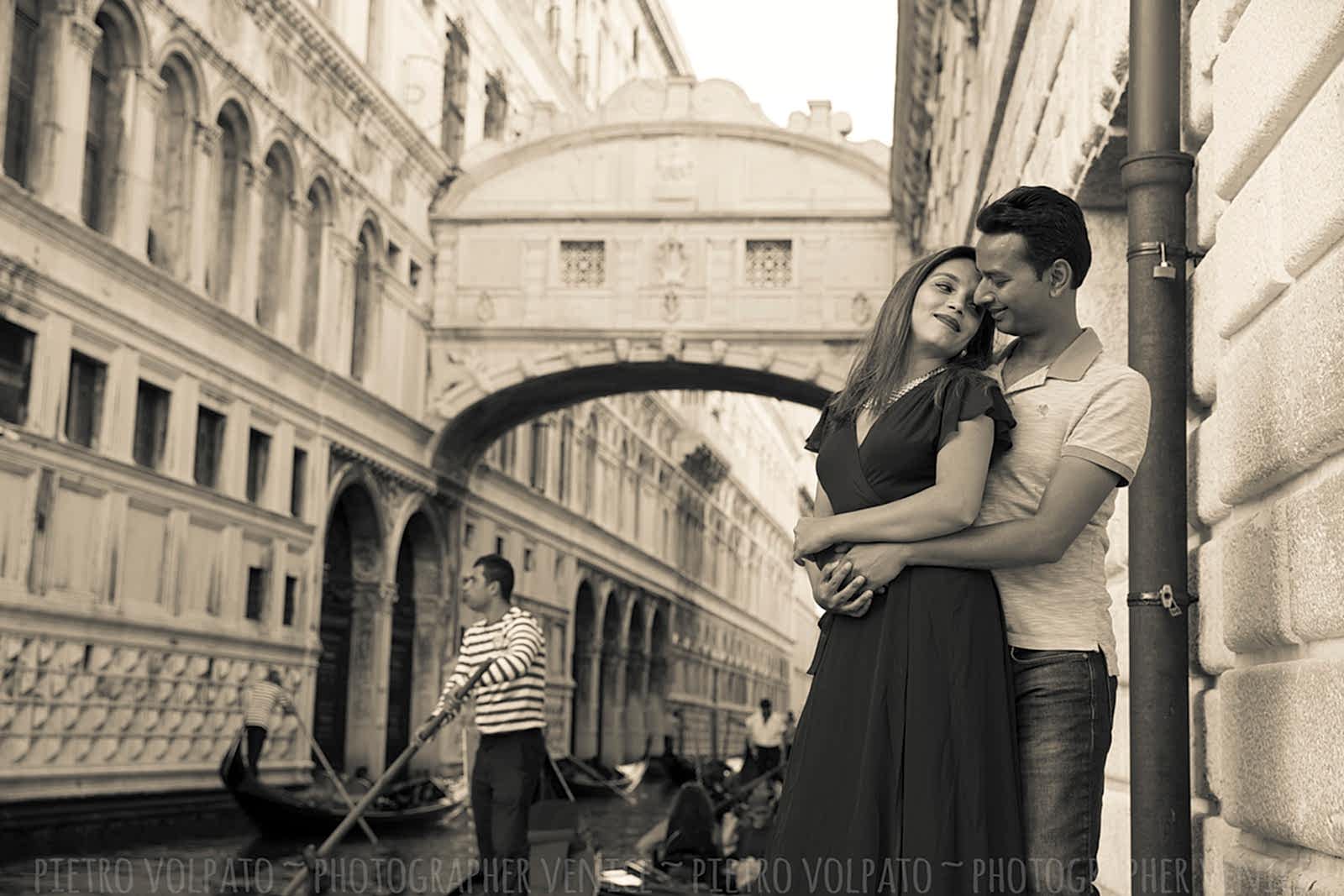 Il fotografo a Venezia per servizio foto vacanza ~ Foto romantiche e divertenti per coppie durante una passeggiata e un giro in gondola