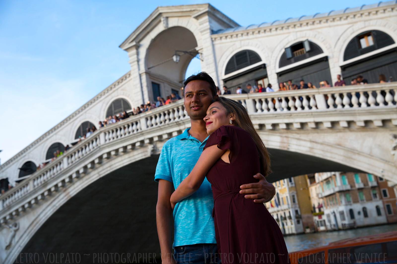 Il fotografo a Venezia per servizio foto vacanza ~ Foto romantiche e divertenti per coppie durante una passeggiata e un giro in gondola