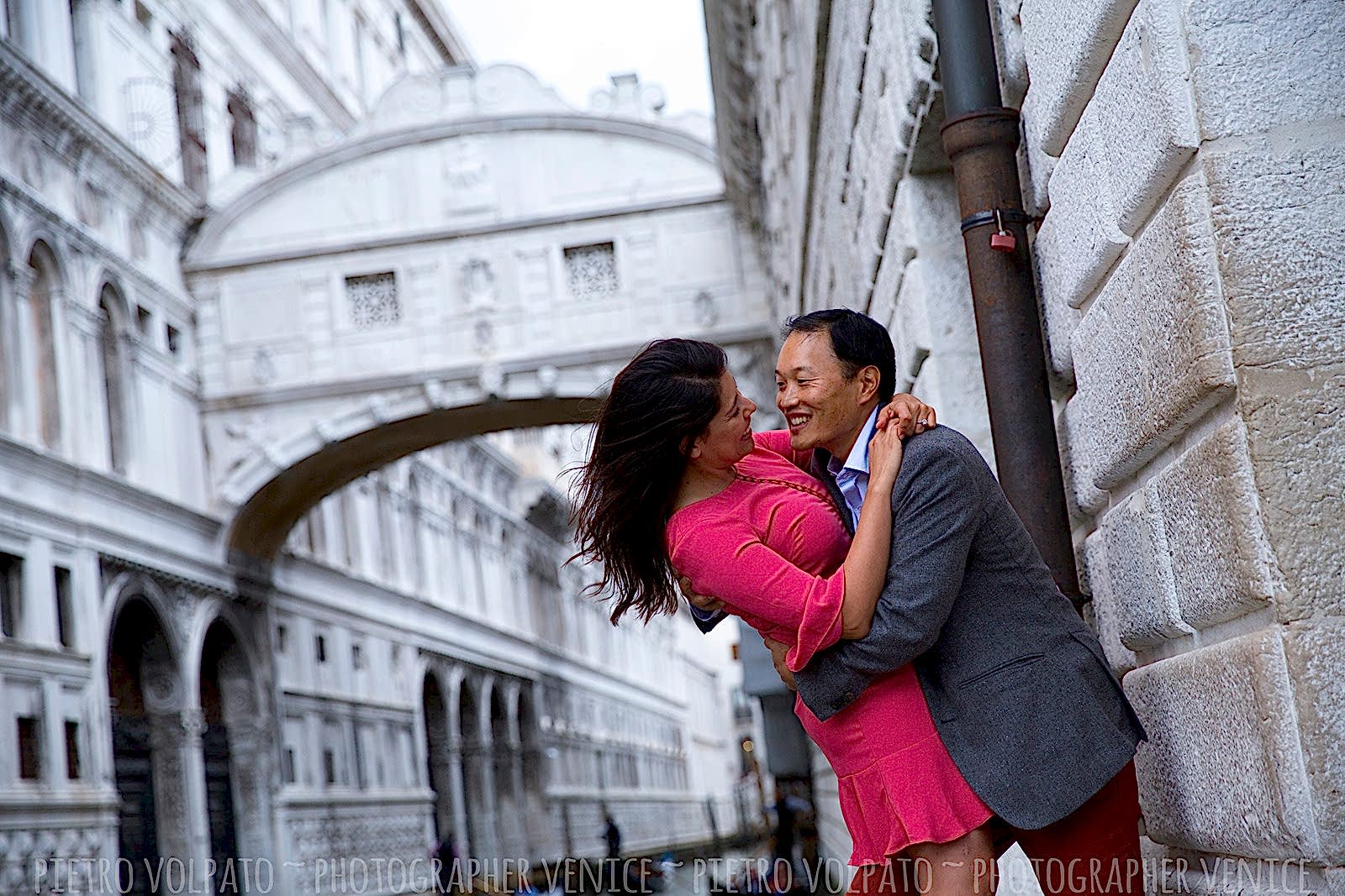 Foto romantiche e divertenti vacanza coppia a Venezia ~ Passeggiata e giro in gondola ~ Fotografo a Venezia per servizio foto