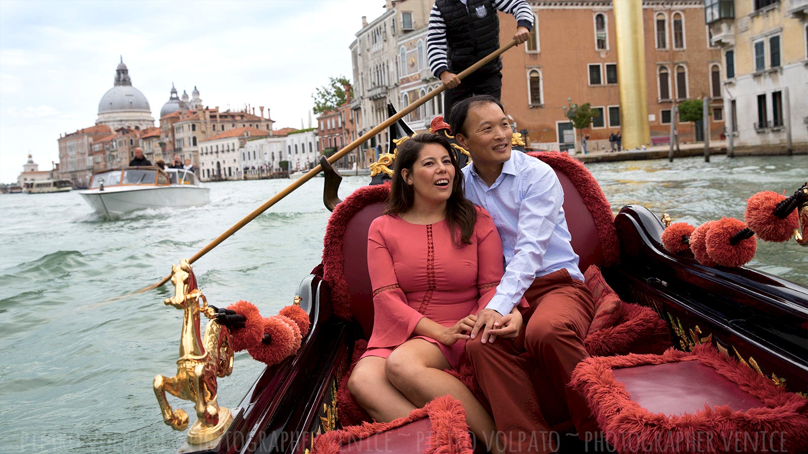 Foto romantiche e divertenti vacanza coppia a Venezia ~ Passeggiata e giro in gondola ~ Fotografo a Venezia per servizio foto