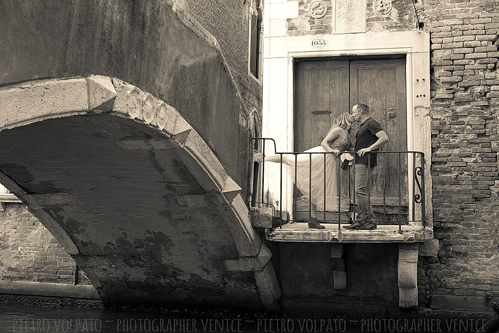 Fotografo a Venezia per servizio fotografico di coppia in vacanza ~ Foto romantiche e divertenti durante una passeggiata a Venezia