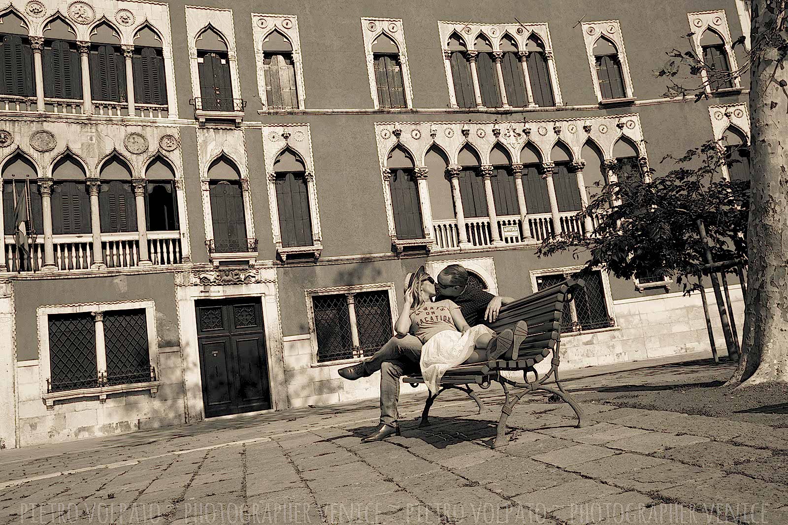 Fotografo a Venezia per servizio fotografico di coppia in vacanza ~ Foto romantiche e divertenti durante una passeggiata a Venezia