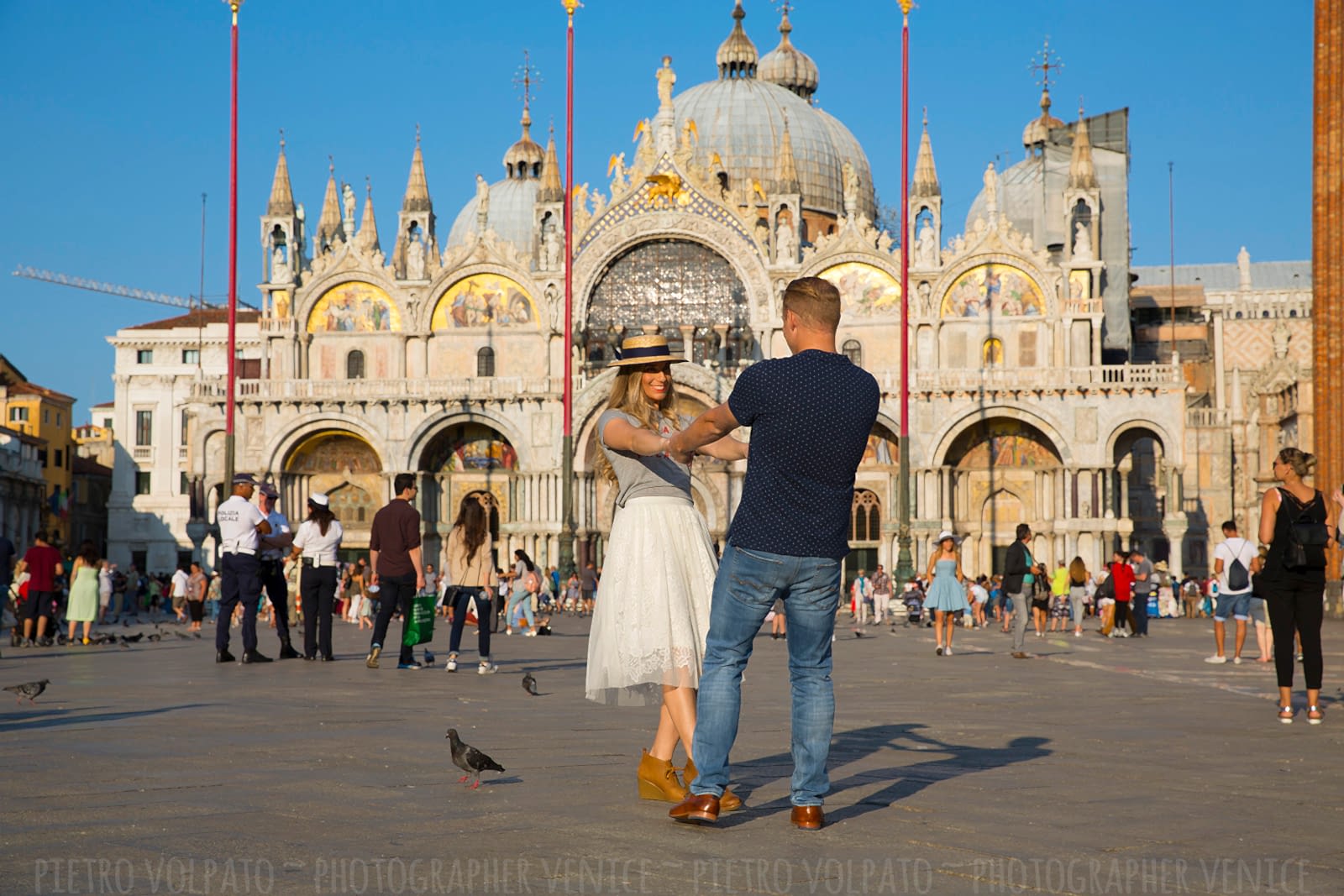 Fotografo a Venezia per servizio fotografico di coppia in vacanza ~ Foto romantiche e divertenti durante una passeggiata a Venezia