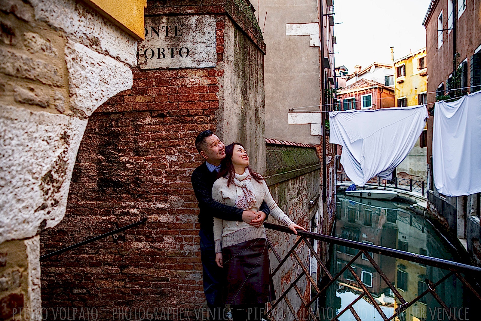 Servizio foto vacanza coppia a Venezia con fotografo professionista ~ Passeggiata e giro in gondola ~ Fotografo a Venezia