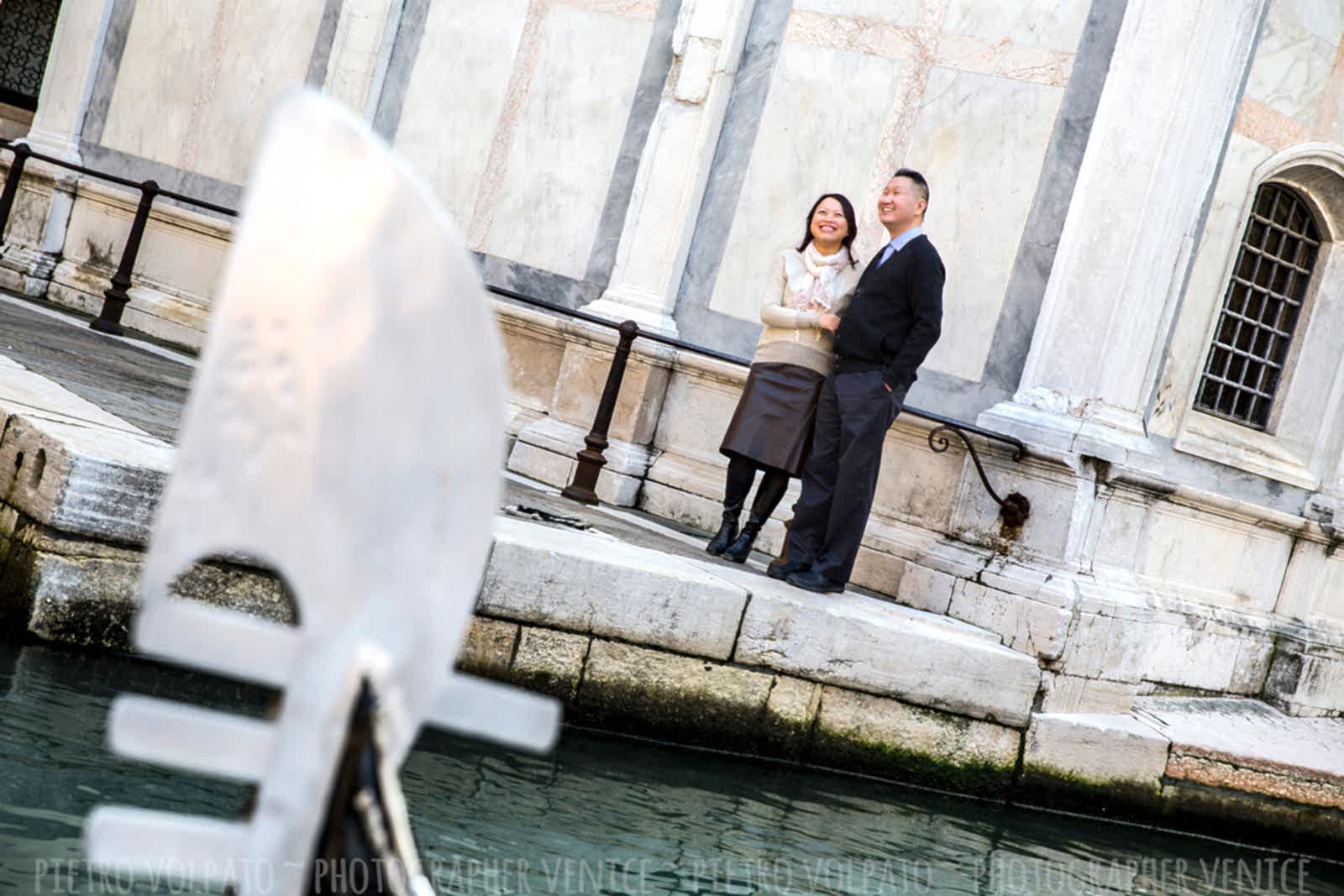 Servizio foto vacanza coppia a Venezia con fotografo professionista ~ Passeggiata e giro in gondola ~ Fotografo a Venezia