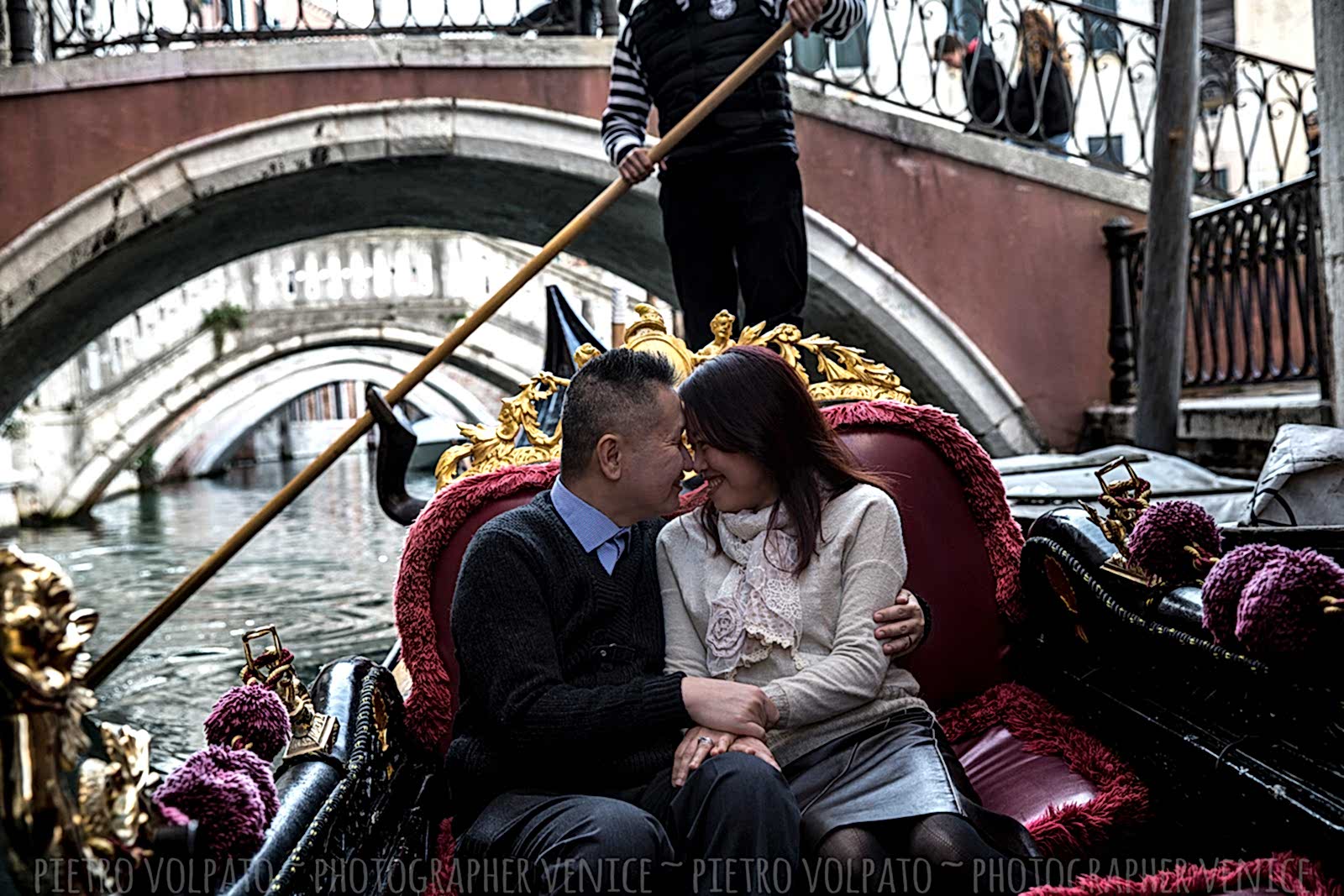 Servizio foto vacanza coppia a Venezia con fotografo professionista ~ Passeggiata e giro in gondola ~ Fotografo a Venezia