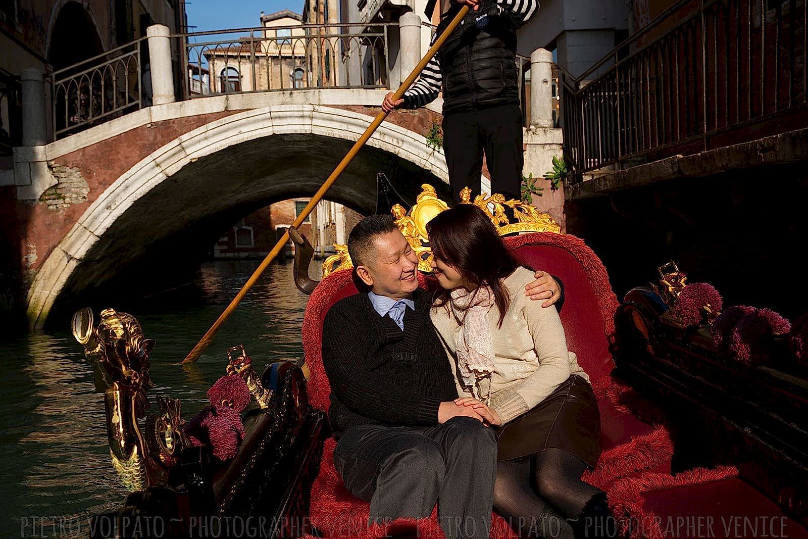 Servizio foto vacanza coppia a Venezia con fotografo professionista ~ Passeggiata e giro in gondola ~ Fotografo a Venezia