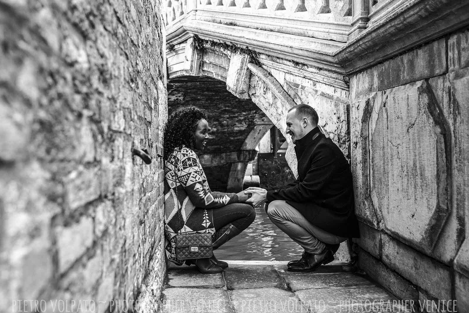 Fotografo a Venezia per servizio fotografico innamorati ~ Coppia in Vacanza ~ Foto e divertimento durante una passeggiata a Venezia