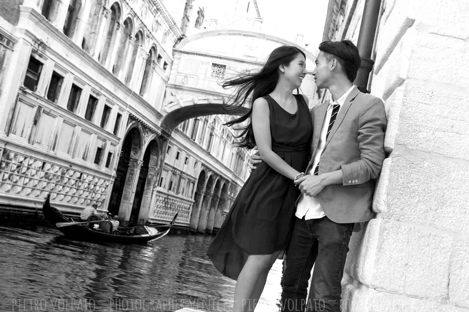 Venezia servizio foto vacanza coppia con fotografo professionista ~ Fotografie romantiche e divertenti durante una passeggiata tour