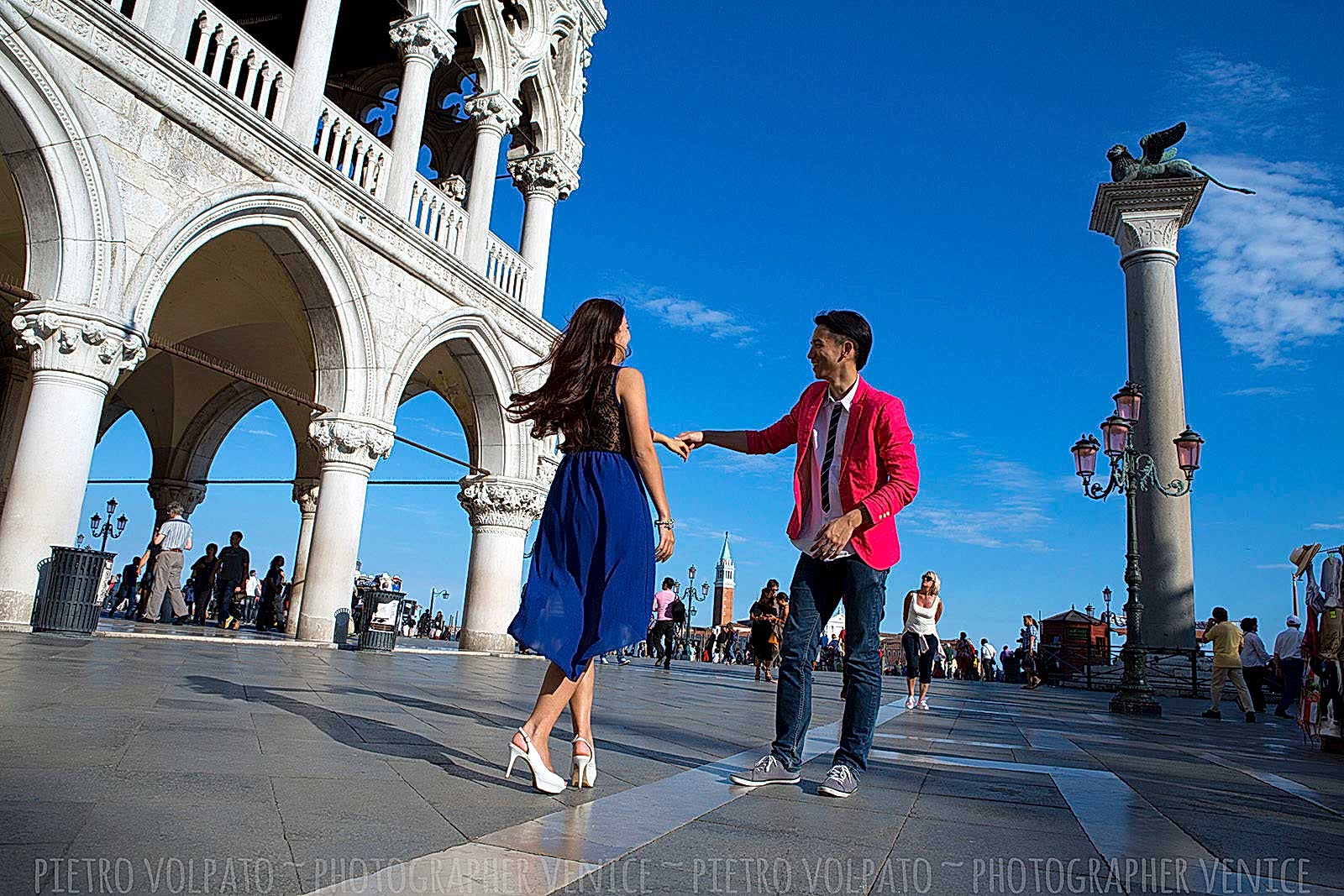 Venezia servizio foto vacanza coppia con fotografo professionista ~ Fotografie romantiche e divertenti durante una passeggiata tour