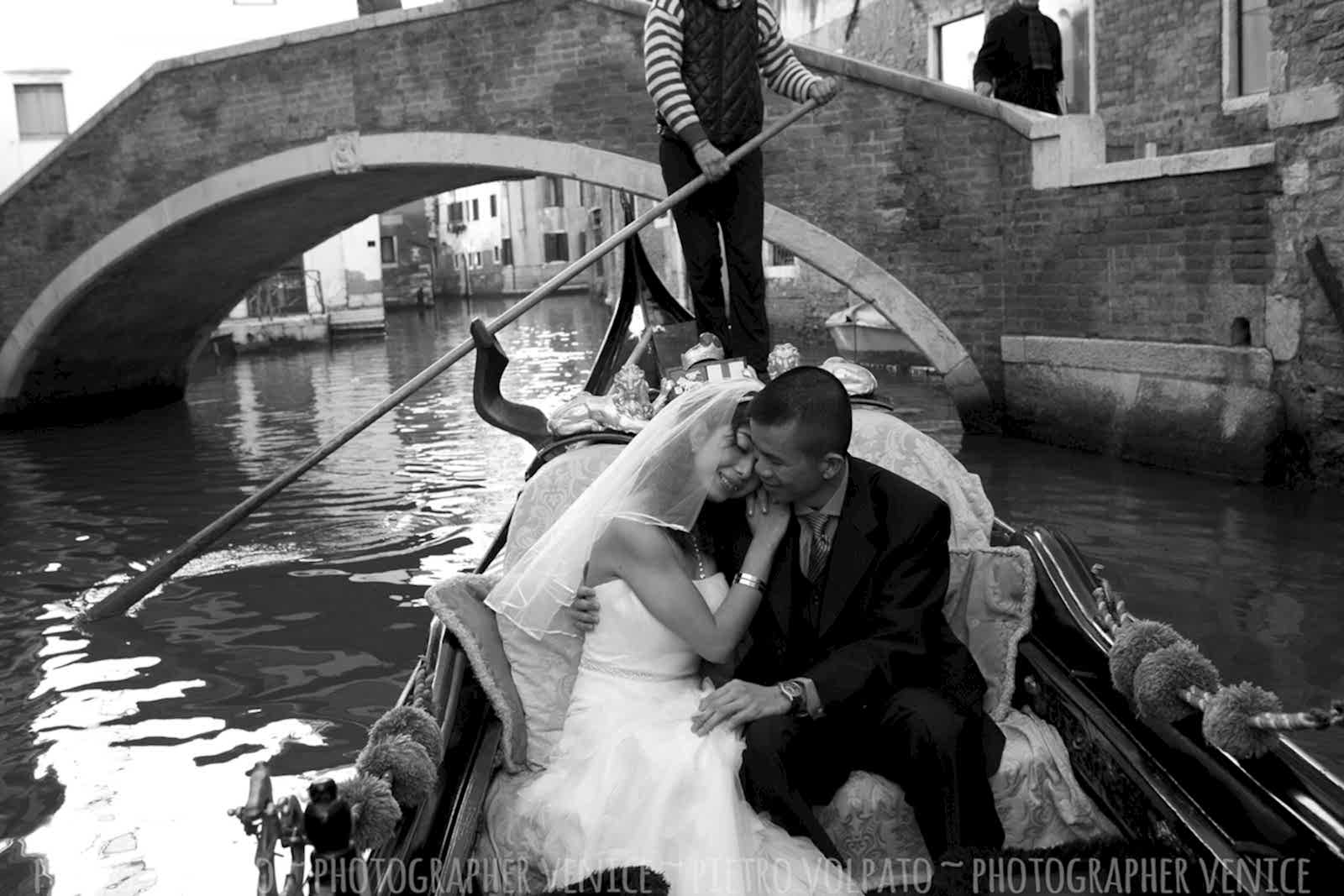 Fotografo a Venezia per servizio fotografico sposi in viaggio di nozze ~ Foto luna di miele Venezia ~ Fotografie + divertimento + passeggiata + gondola