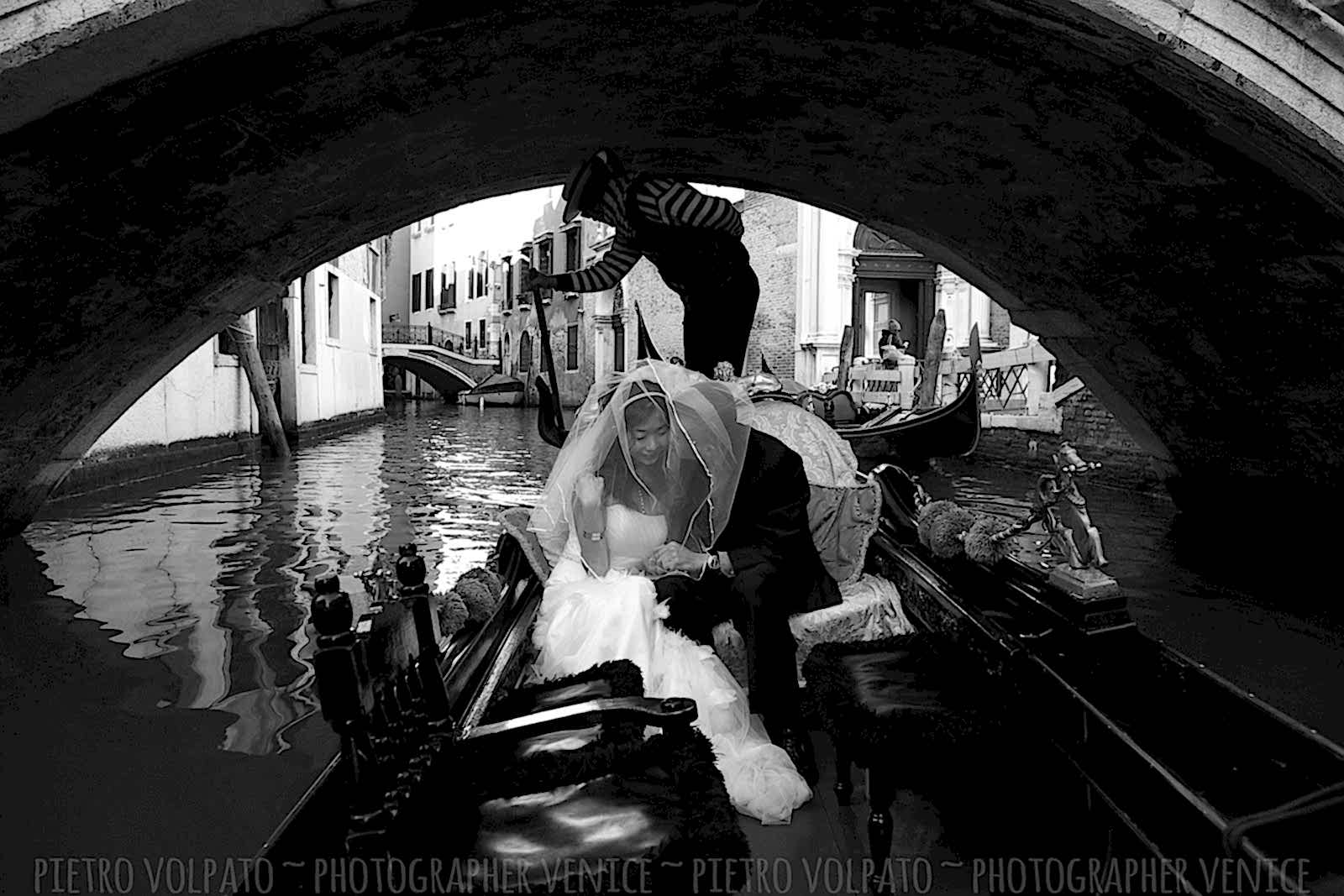 Fotografo a Venezia per servizio fotografico sposi in viaggio di nozze ~ Foto luna di miele Venezia ~ Fotografie + divertimento + passeggiata + gondola