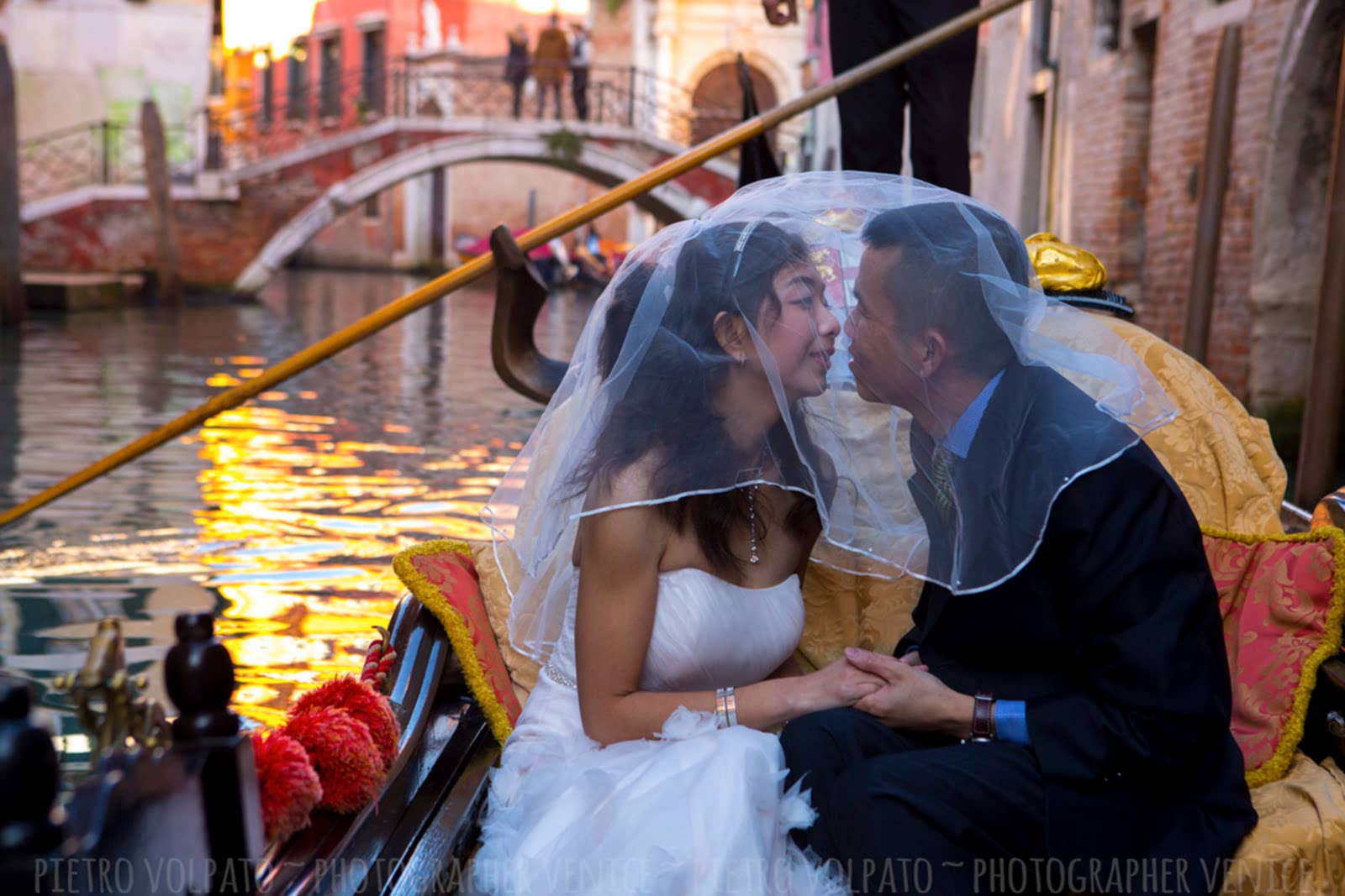 Fotografo a Venezia per servizio fotografico sposi in viaggio di nozze ~ Foto luna di miele Venezia ~ Fotografie + divertimento + passeggiata + gondola