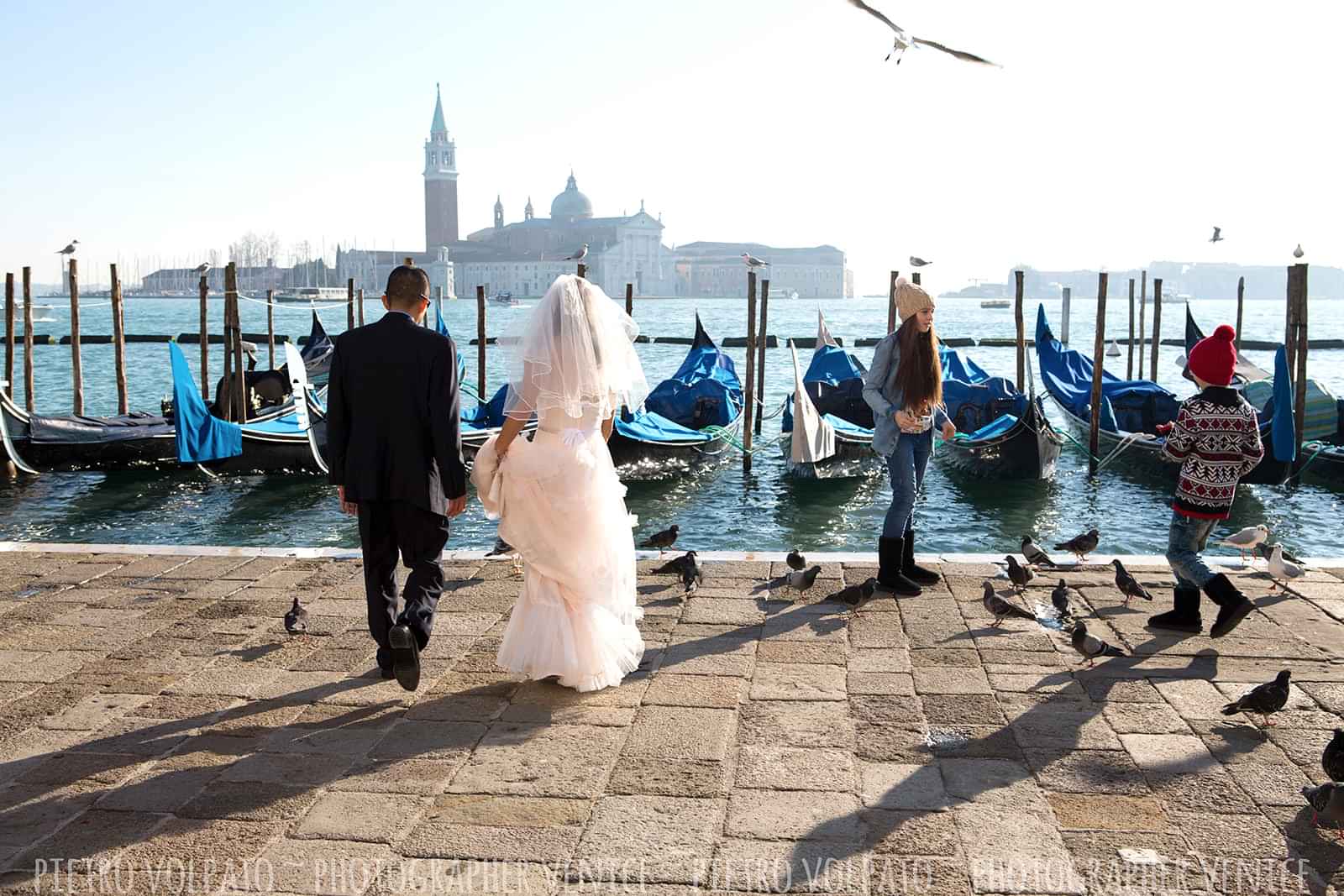 Fotografo a Venezia per servizio fotografico sposi in viaggio di nozze ~ Foto luna di miele Venezia ~ Fotografie + divertimento + passeggiata + gondola