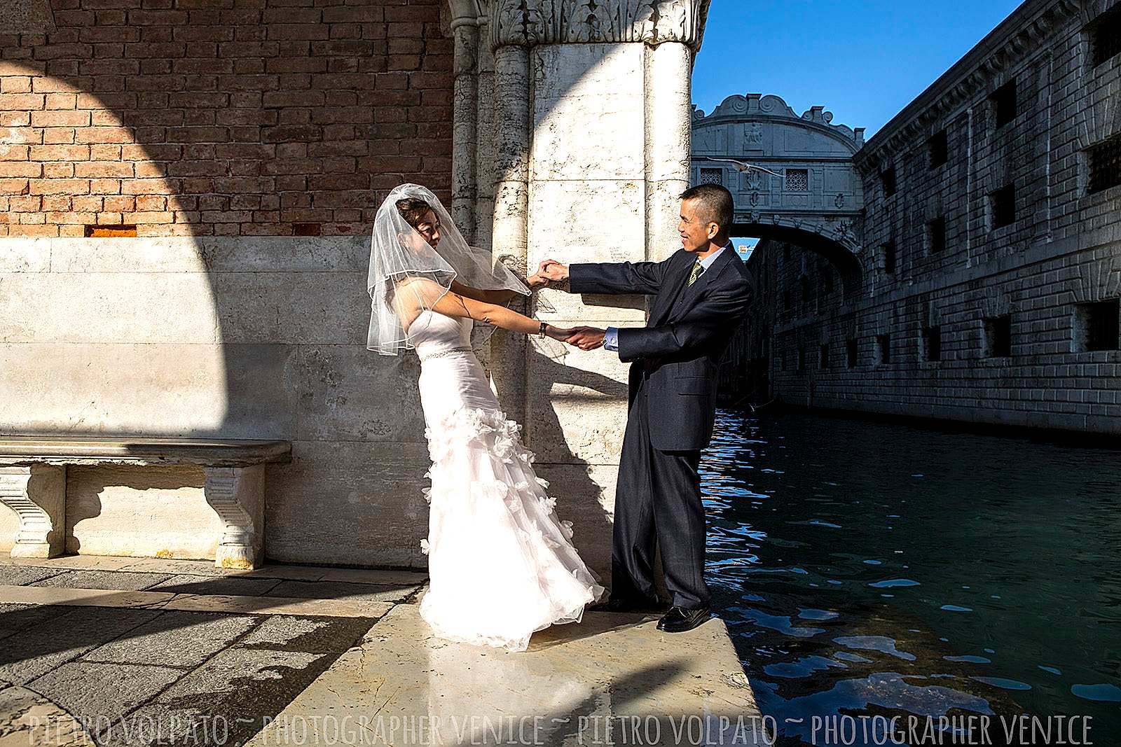 Fotografo a Venezia per servizio fotografico sposi in viaggio di nozze ~ Foto luna di miele Venezia ~ Fotografie + divertimento + passeggiata + gondola