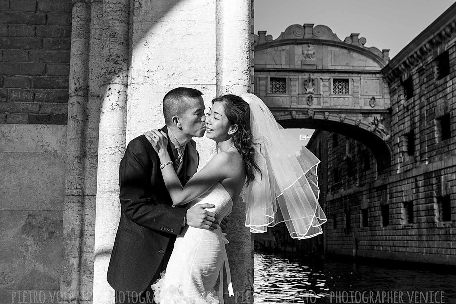 Fotografo a Venezia per servizio fotografico sposi in viaggio di nozze ~ Foto luna di miele Venezia ~ Fotografie + divertimento + passeggiata + gondola