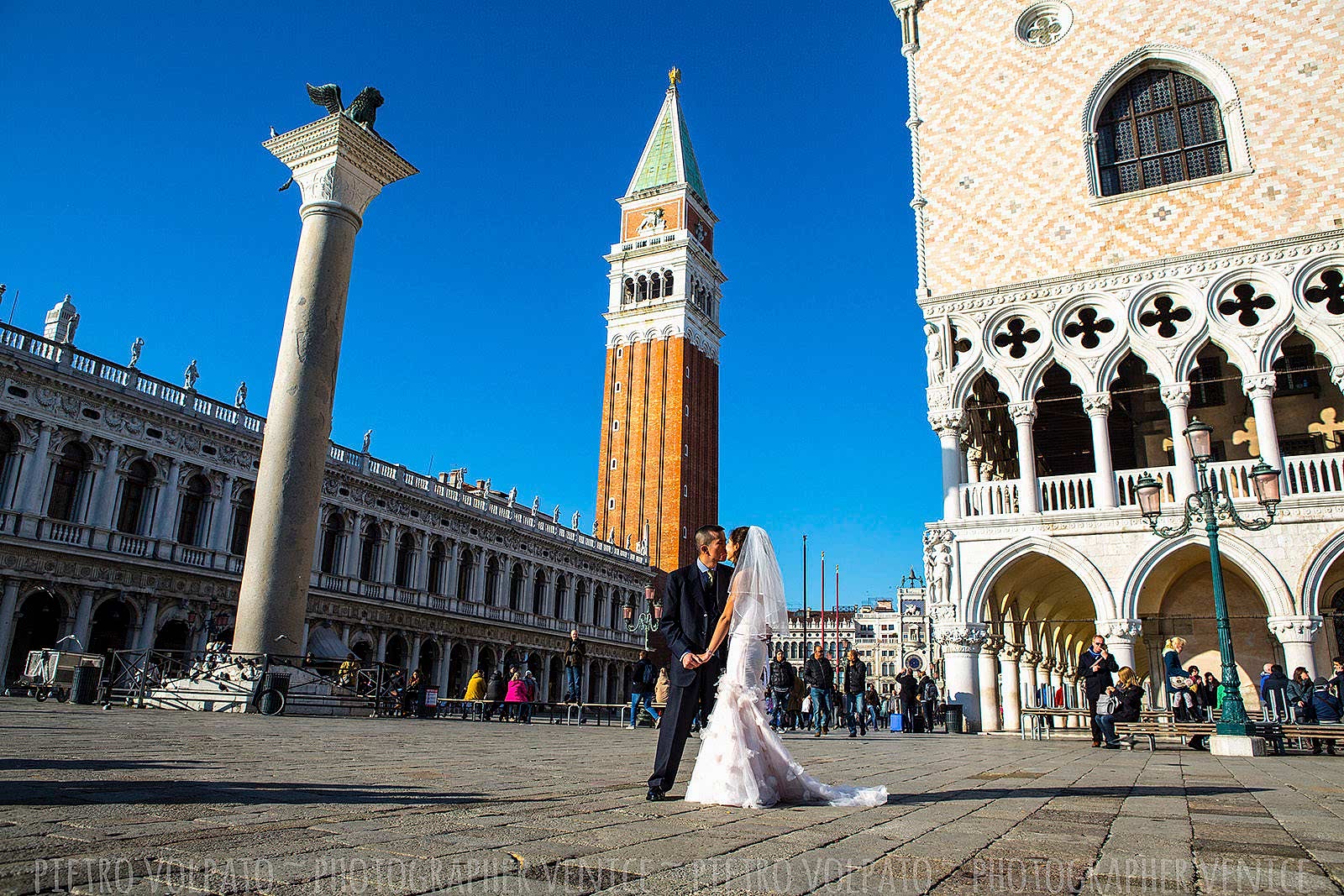 Fotografo a Venezia per servizio fotografico sposi in viaggio di nozze ~ Foto luna di miele Venezia ~ Fotografie + divertimento + passeggiata + gondola