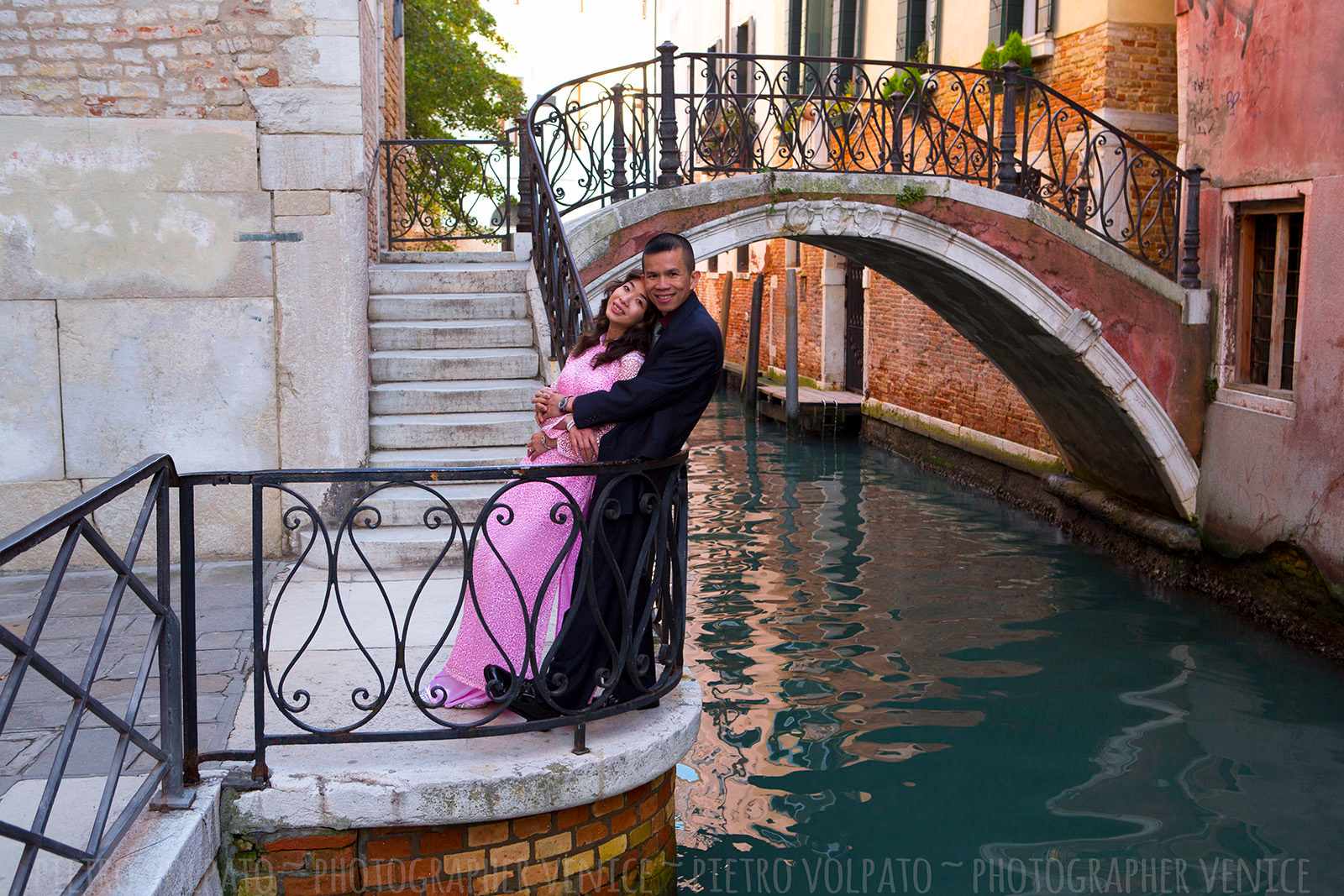 Fotografo a Venezia per servizio fotografico sposi in viaggio di nozze ~ Foto luna di miele Venezia ~ Fotografie + divertimento + passeggiata + gondola