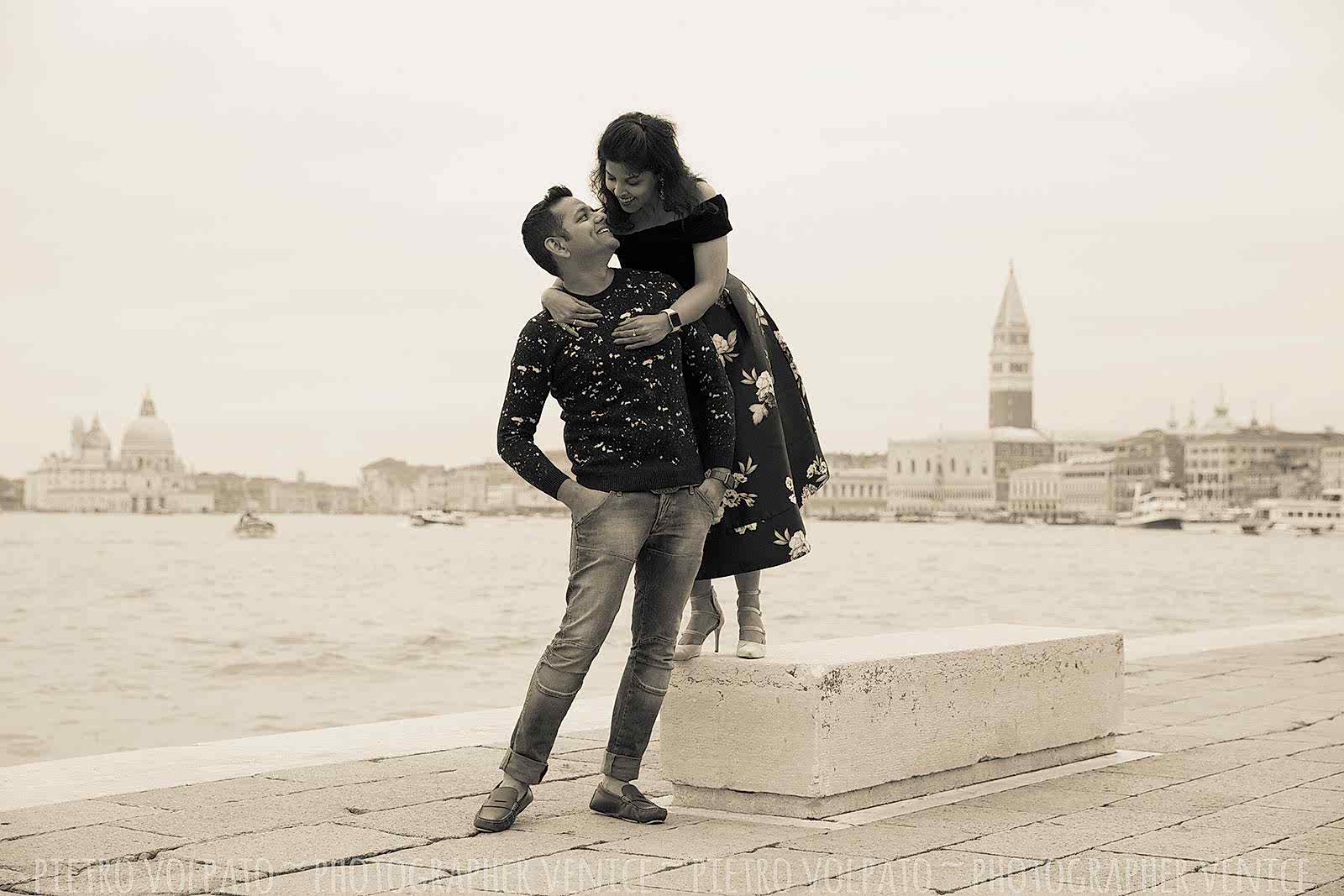 Servizio foto di vacanza coppia a Venezia durante una passaggiata romantica e divertente. Fotografo professionista a Venezia.