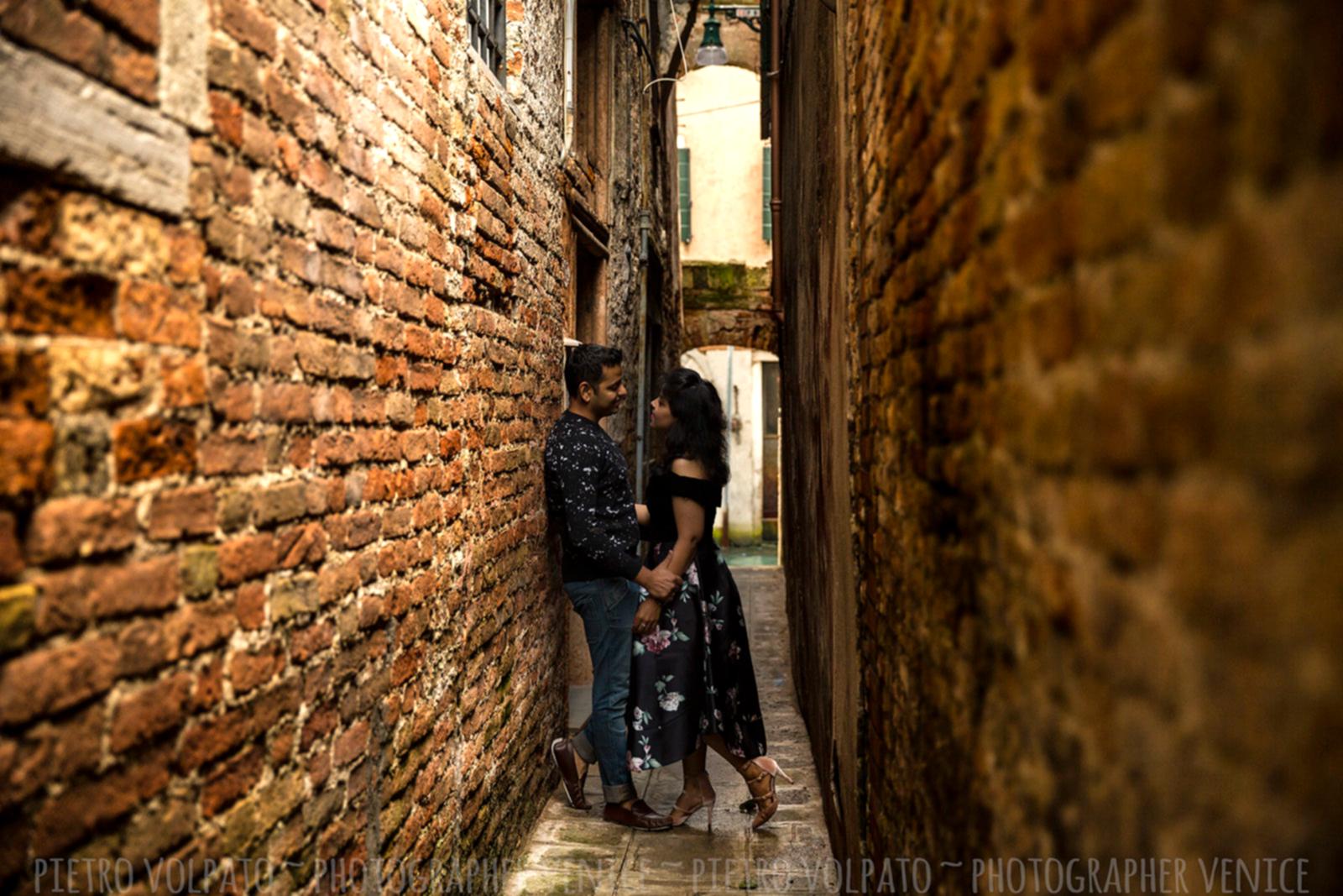 Servizio foto di vacanza coppia a Venezia durante una passaggiata romantica e divertente. Fotografo professionista a Venezia.