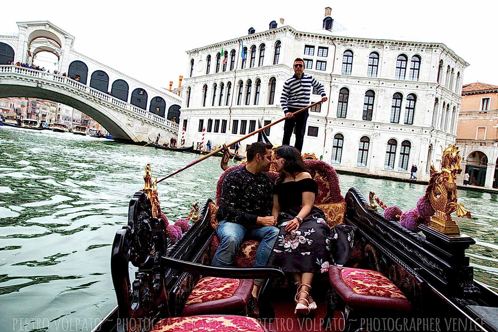 Servizio foto di vacanza coppia a Venezia durante una passaggiata romantica e divertente. Fotografo professionista a Venezia.