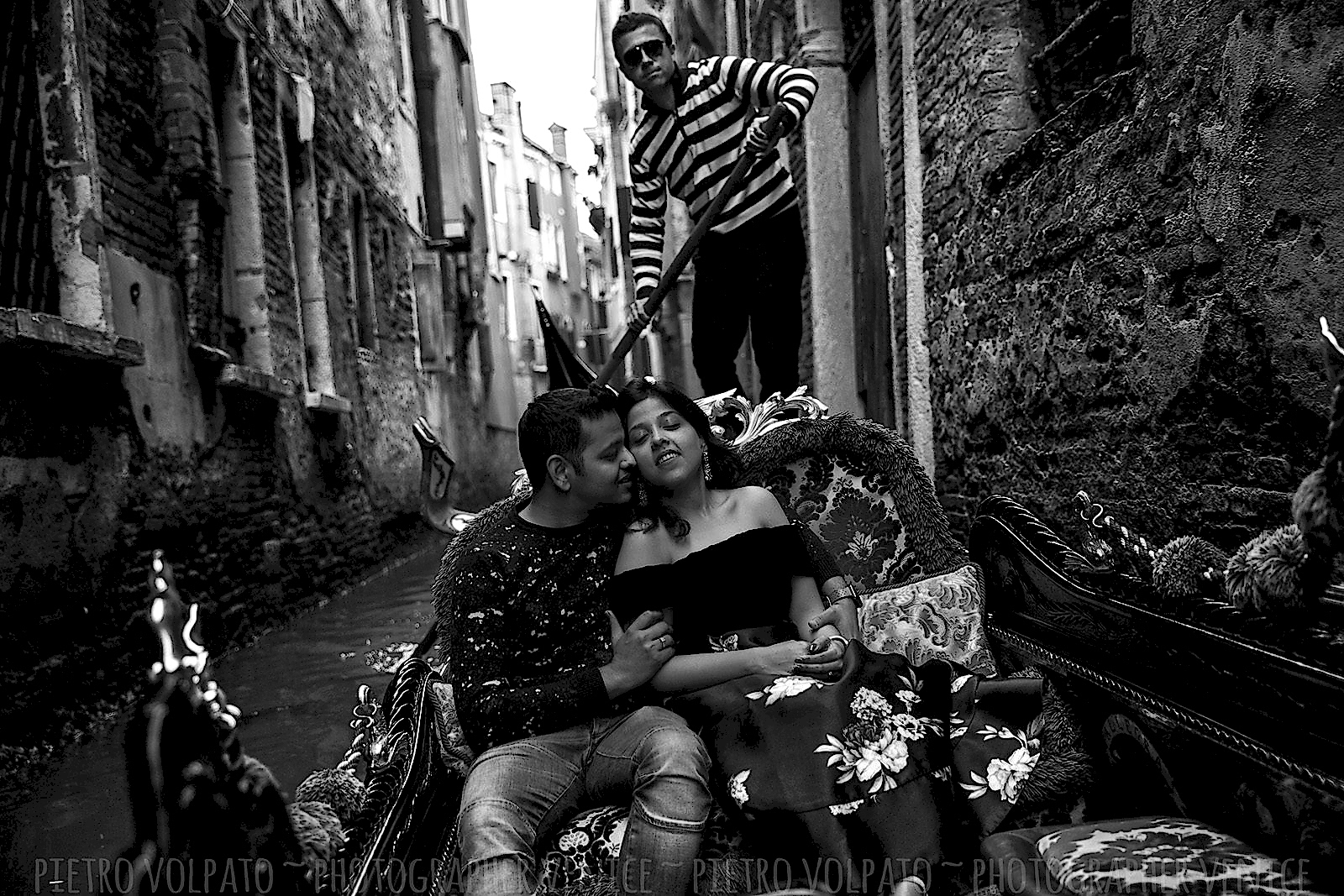 Servizio foto di vacanza coppia a Venezia durante una passaggiata romantica e divertente. Fotografo professionista a Venezia.