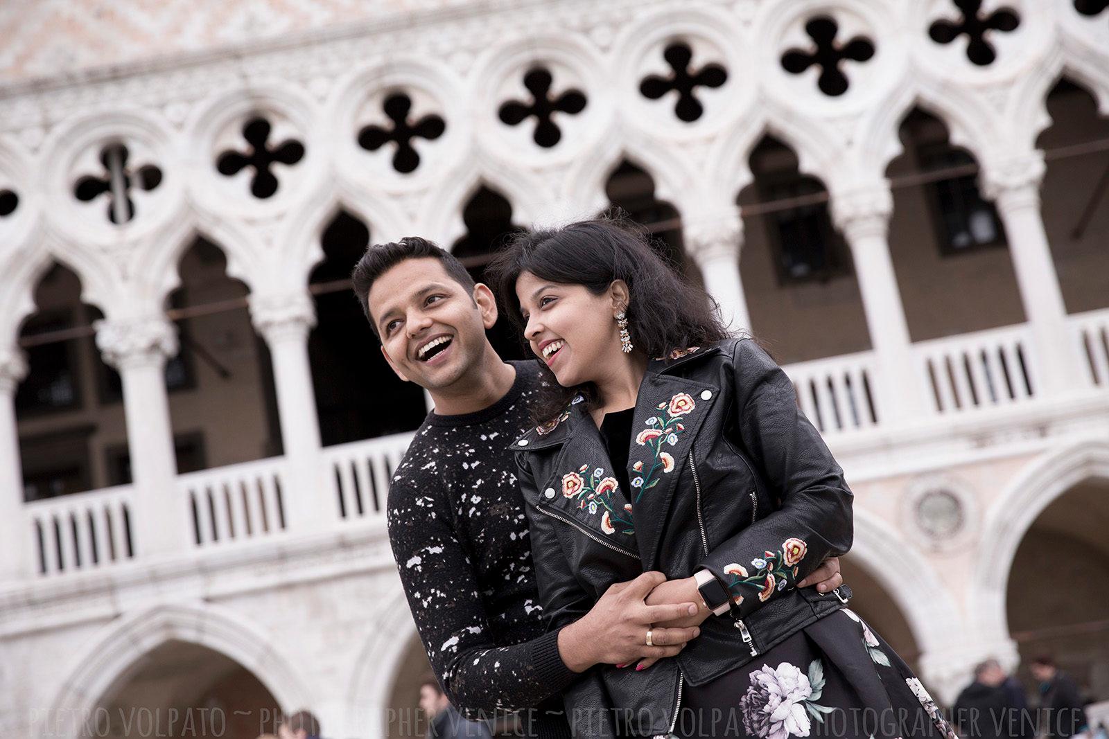 Servizio foto di vacanza coppia a Venezia durante una passaggiata romantica e divertente. Fotografo professionista a Venezia.