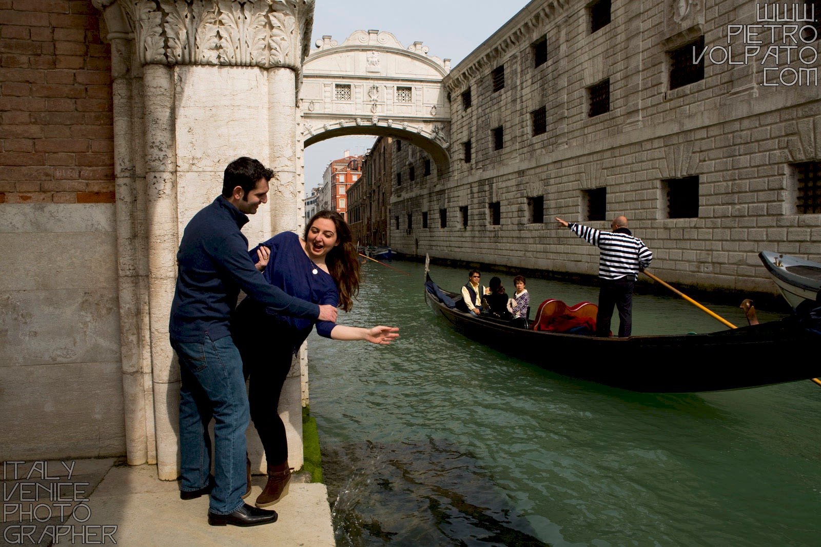 Photographer in Venice Italy for photography session during a walking tour ~ Romantic and fun Venice photo walk for couple vacation