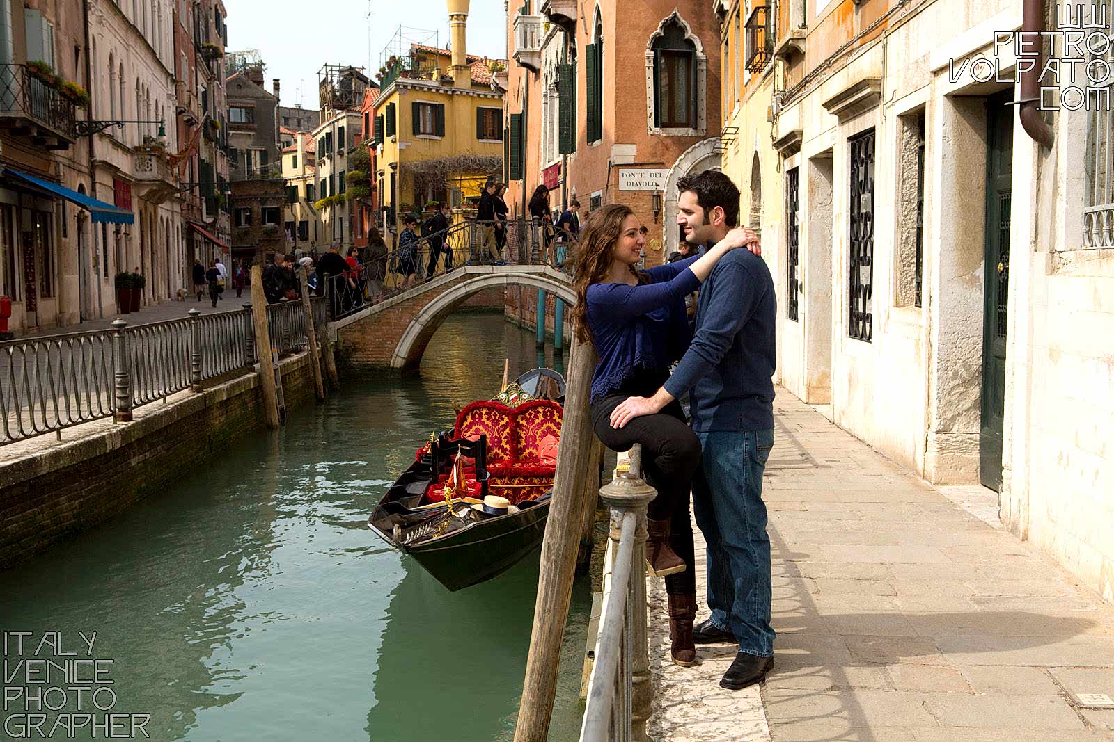 Photographer in Venice Italy for photography session during a walking tour ~ Romantic and fun Venice photo walk for couple vacation