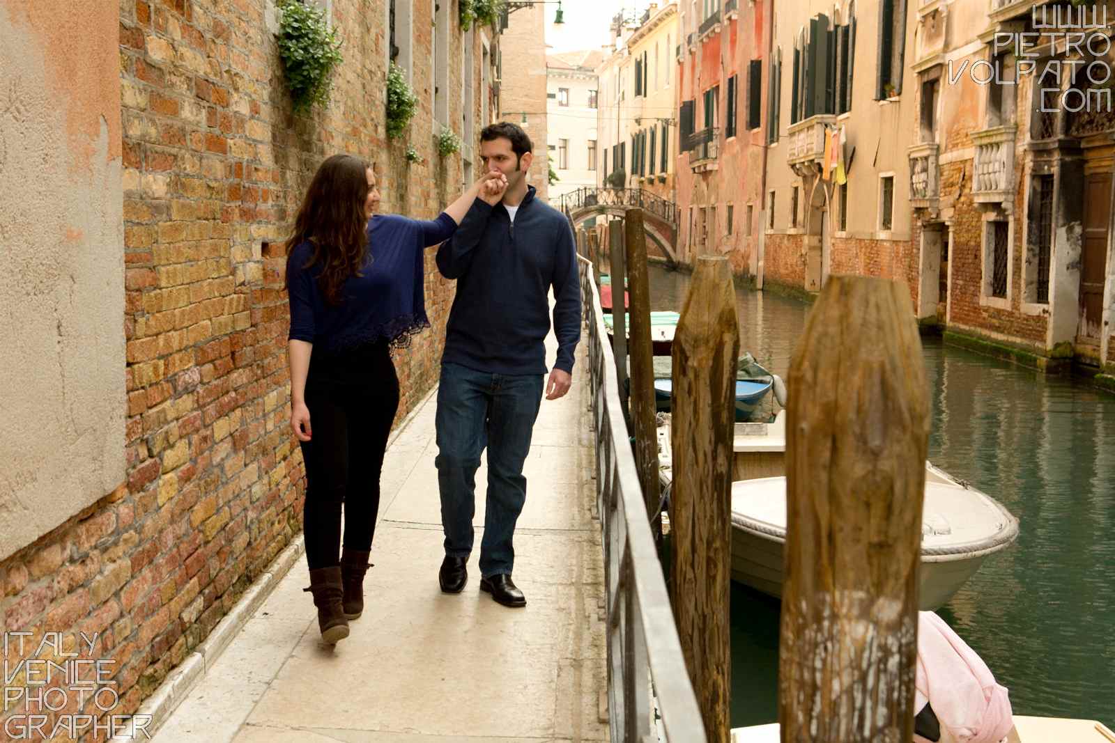 Photographer in Venice Italy for photography session during a walking tour ~ Romantic and fun Venice photo walk for couple vacation