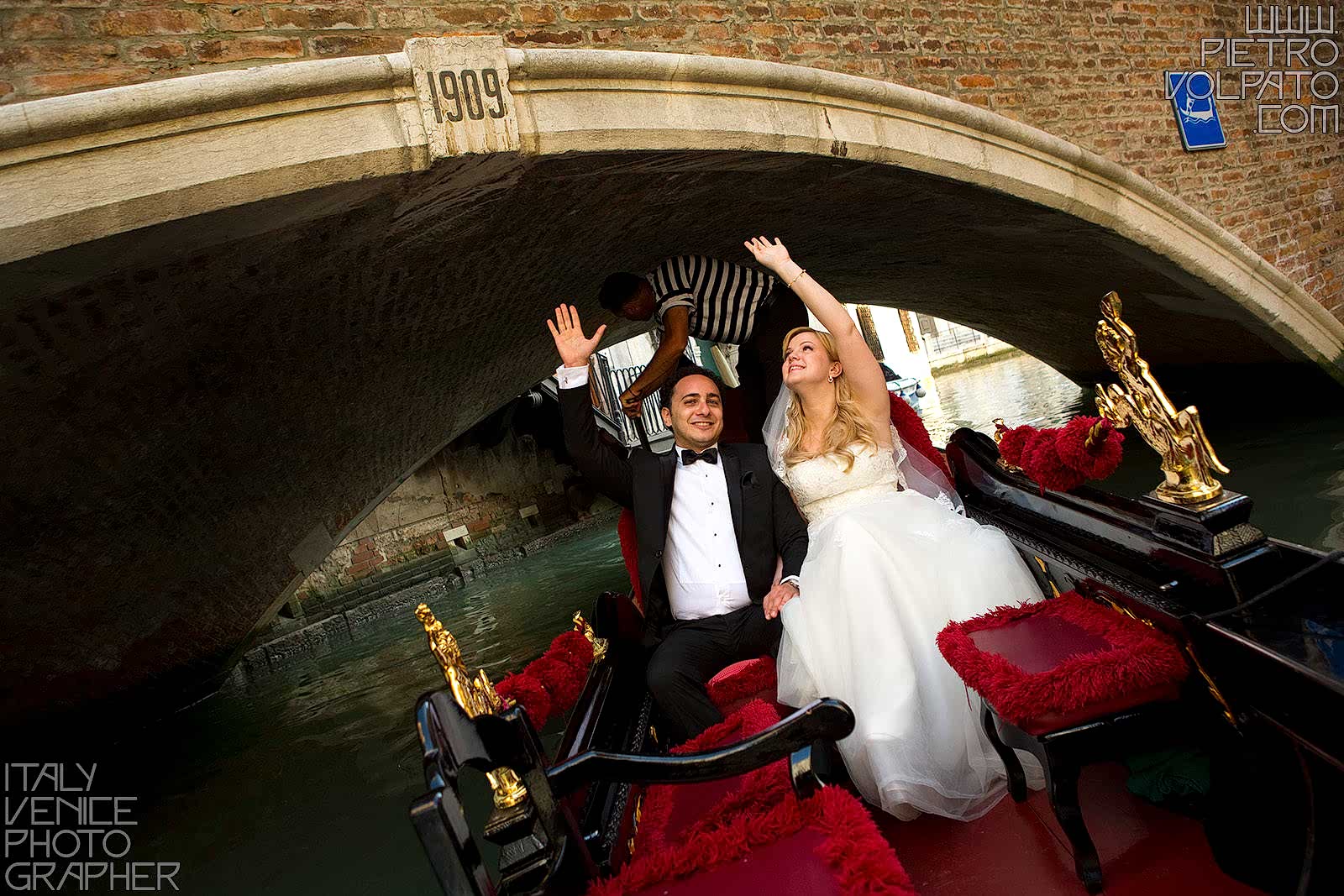 Hire a photographer in Venice Italy for honeymoon photo shoot during a walking tour and gondola ride ~ Romantic and fun photo walk in Venice