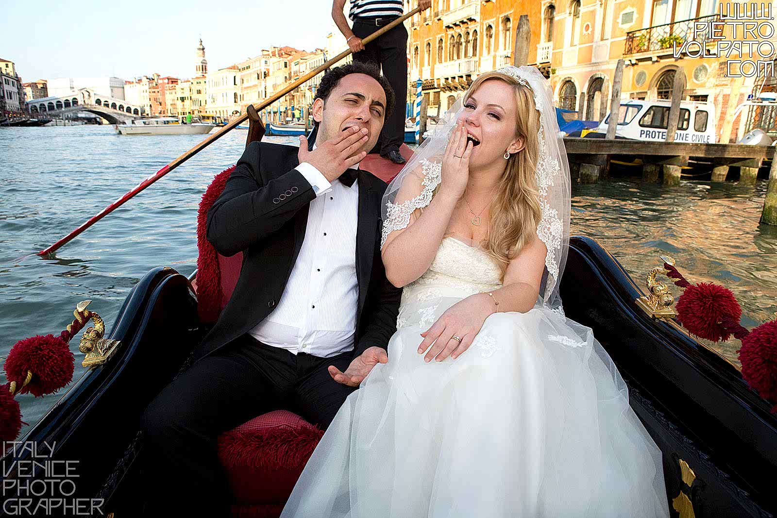 Hire a photographer in Venice Italy for honeymoon photo shoot during a walking tour and gondola ride ~ Romantic and fun photo walk in Venice