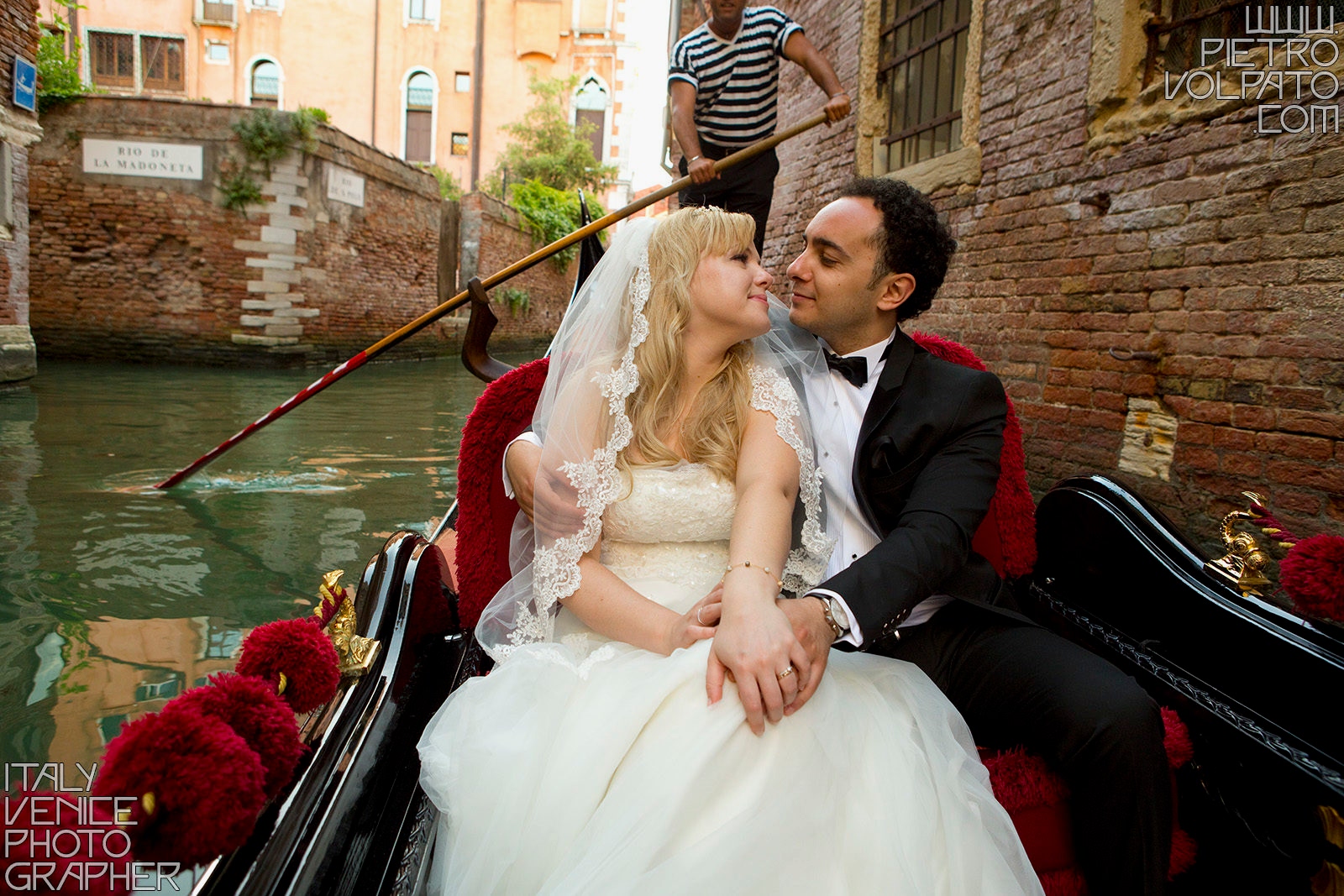 Hire a photographer in Venice Italy for honeymoon photo shoot during a walking tour and gondola ride ~ Romantic and fun photo walk in Venice