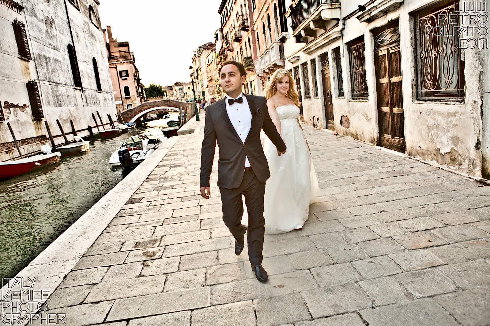 Hire a photographer in Venice Italy for honeymoon photo shoot during a walking tour and gondola ride ~ Romantic and fun photo walk in Venice