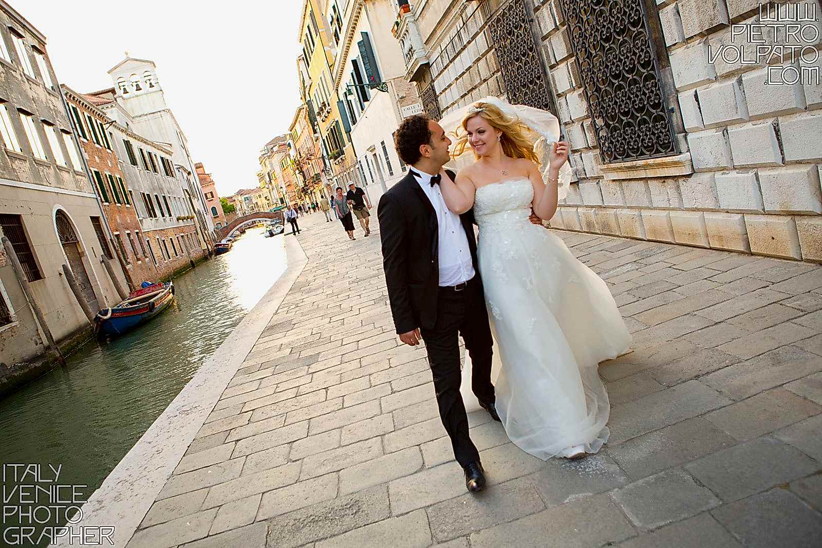 Hire a photographer in Venice Italy for honeymoon photo shoot during a walking tour and gondola ride ~ Romantic and fun photo walk in Venice