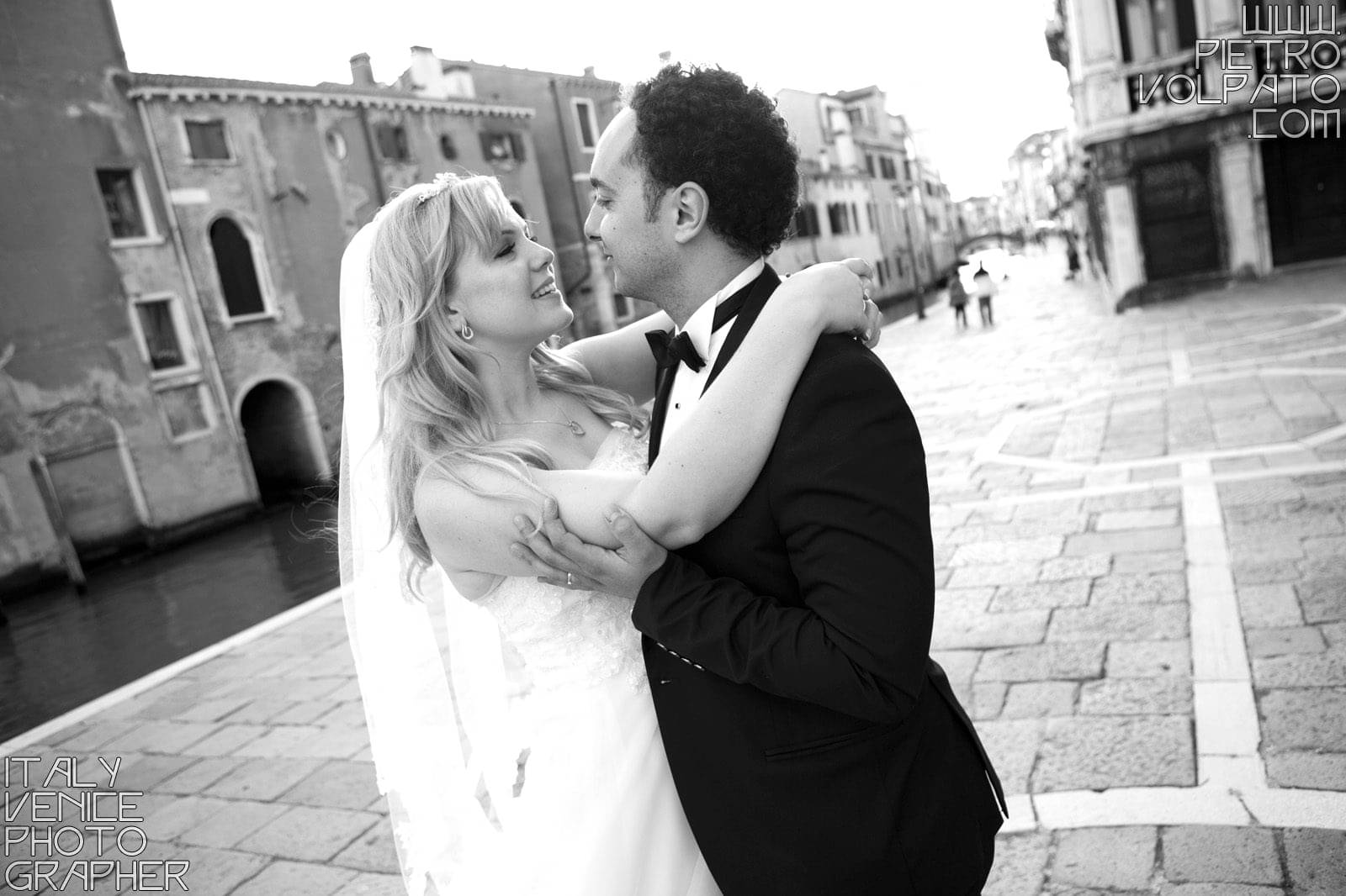 Hire a photographer in Venice Italy for honeymoon photo shoot during a walking tour and gondola ride ~ Romantic and fun photo walk in Venice