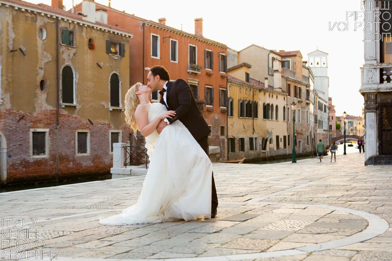 Hire a photographer in Venice Italy for honeymoon photo shoot during a walking tour and gondola ride ~ Romantic and fun photo walk in Venice