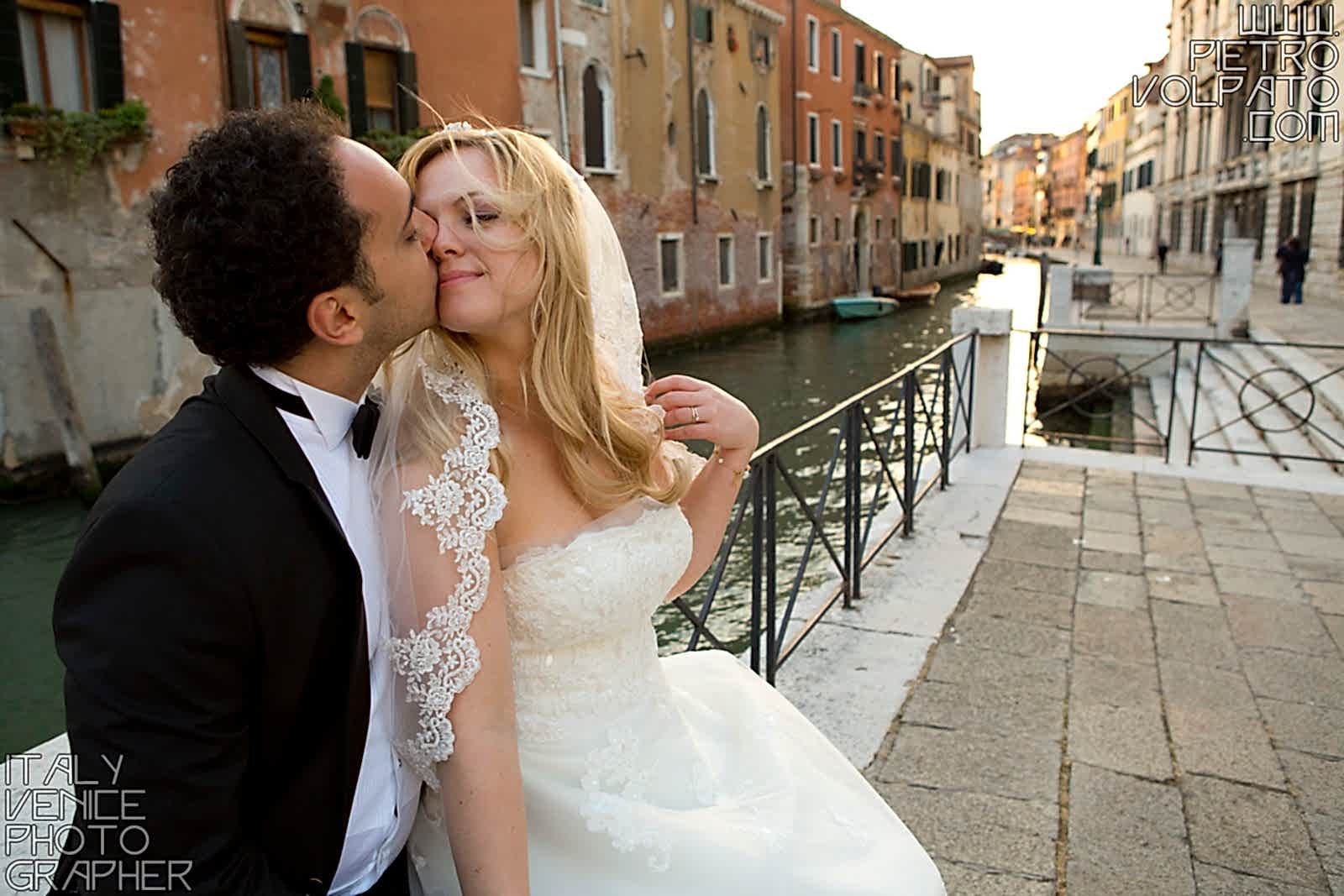 Hire a photographer in Venice Italy for honeymoon photo shoot during a walking tour and gondola ride ~ Romantic and fun photo walk in Venice