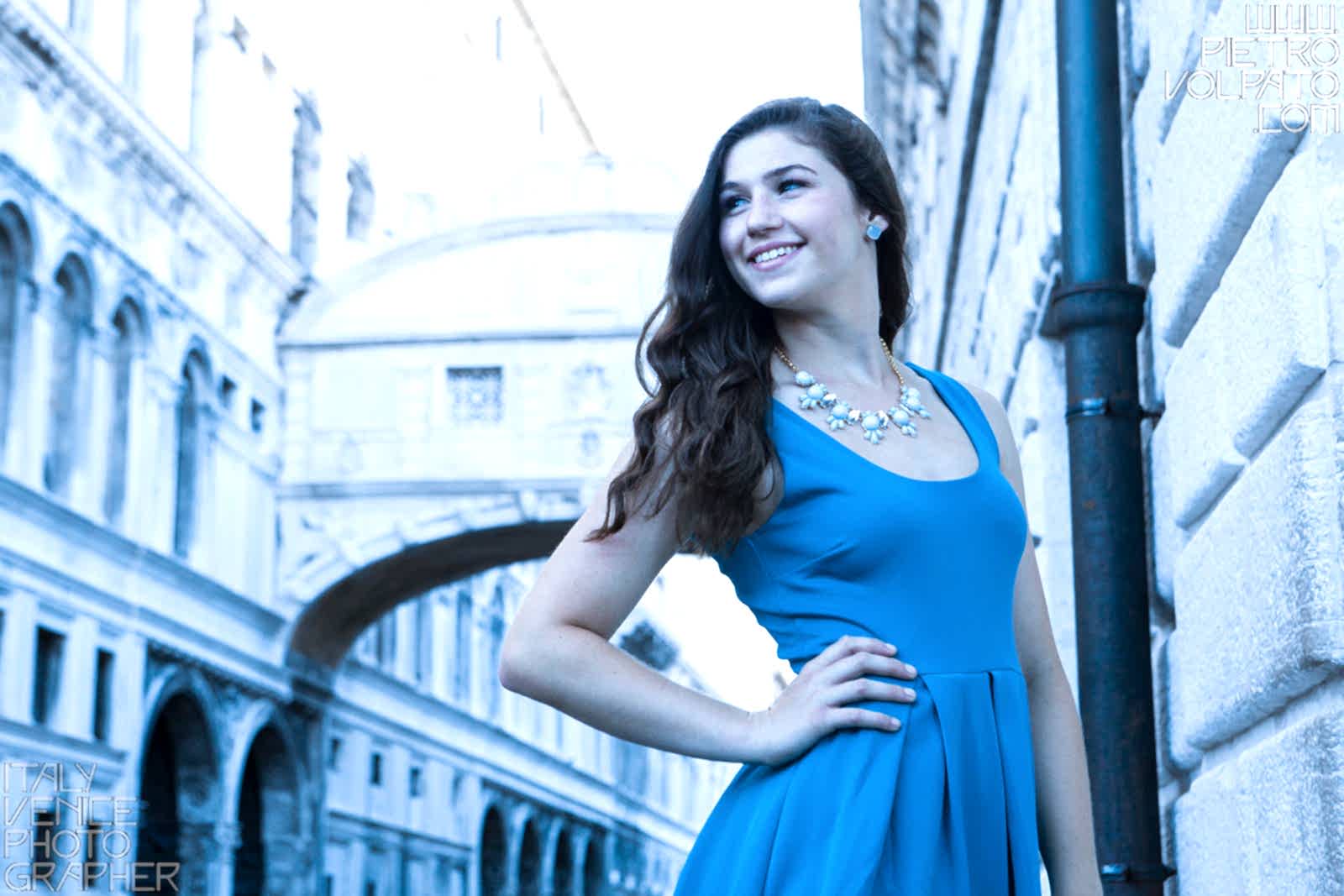 Professional photographer in Venice for senior portrait photography session - fashion photo shoot and tour in Venice