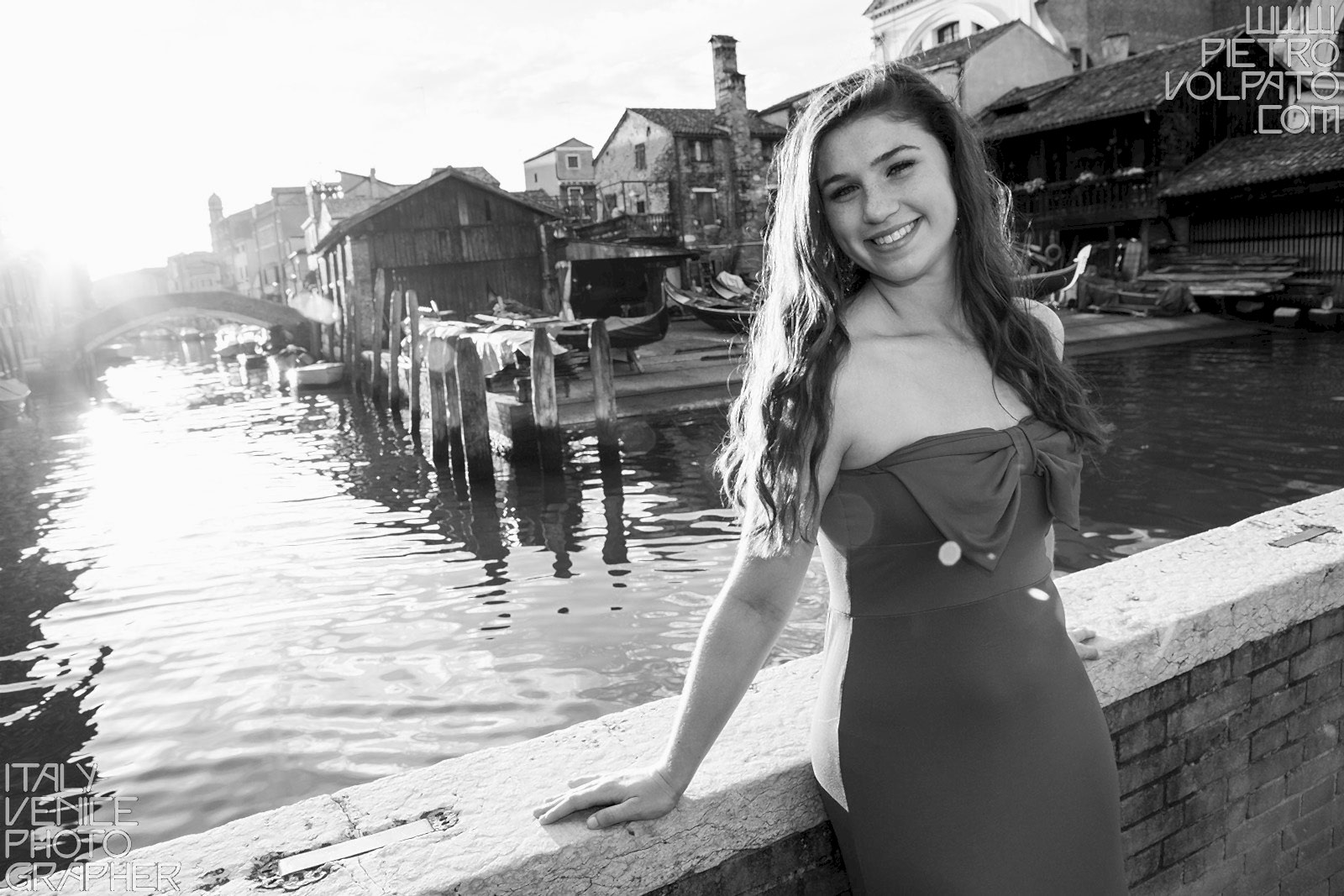 Professional photographer in Venice for senior portrait photography session - fashion photo shoot and tour in Venice