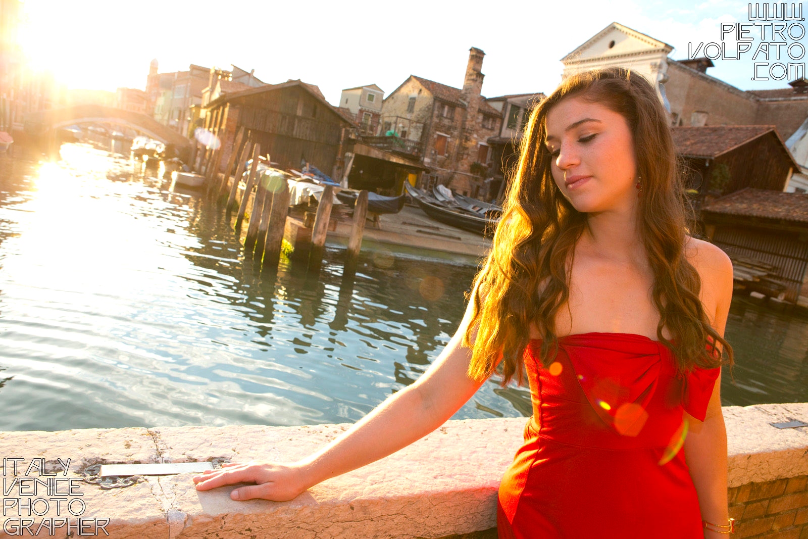 Professional photographer in Venice for senior portrait photography session - fashion photo shoot and tour in Venice